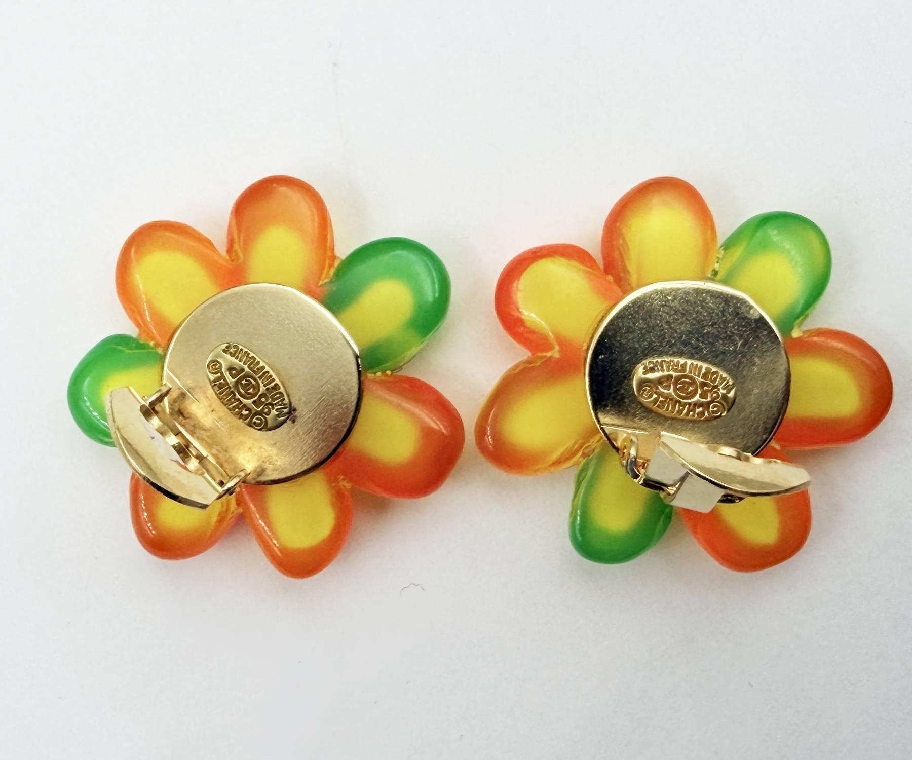 Women's Chanel Vintage Rare Gold Plated CC Neon Gummy Flower Clip on Earrings For Sale