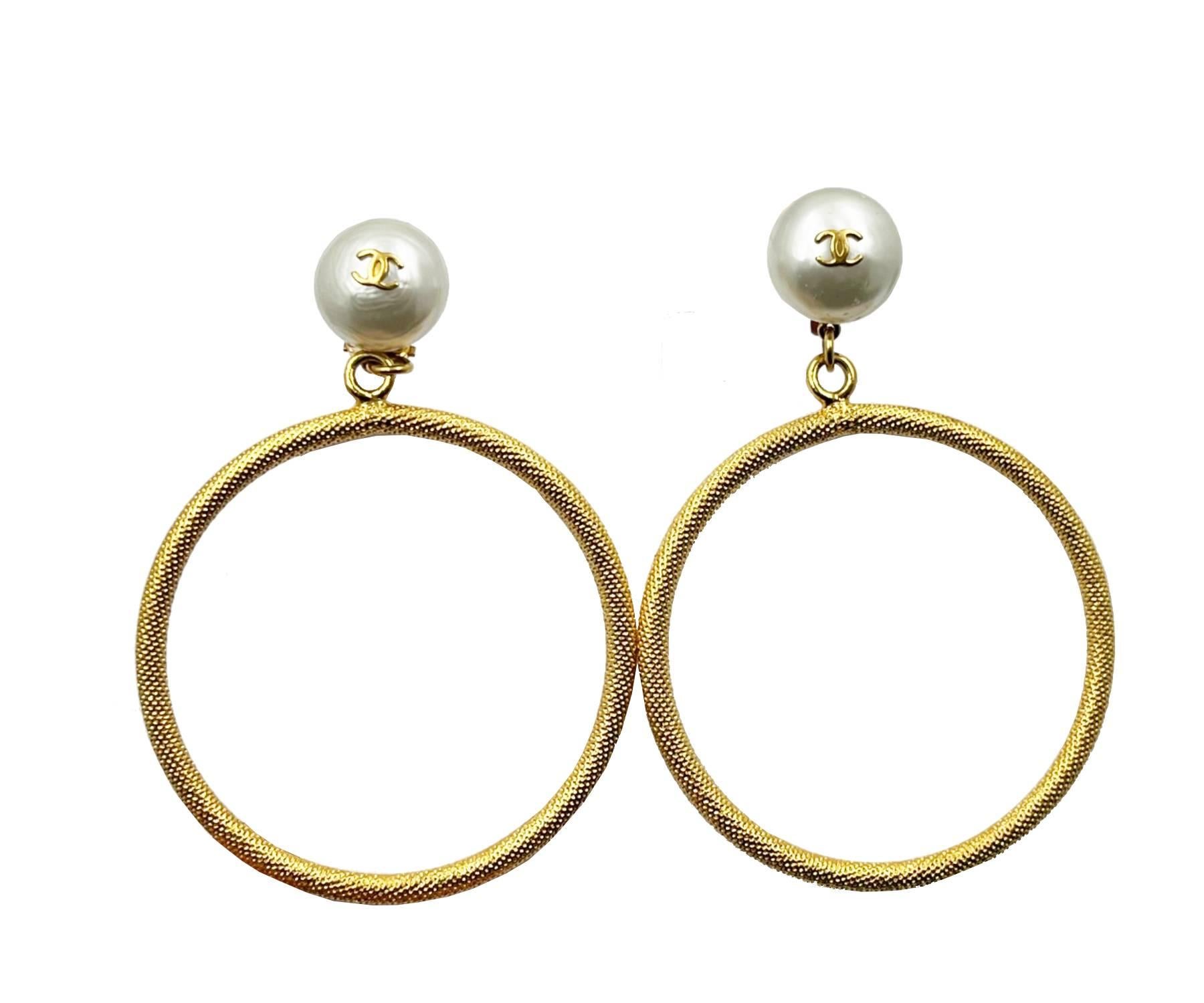 Chanel Vintage Rare Gold Plated CC Pearl Large Hoop Dangle Clip on Earrings

*Marked 96
*Made in France
* Comes with the original box

-It is approximately 3