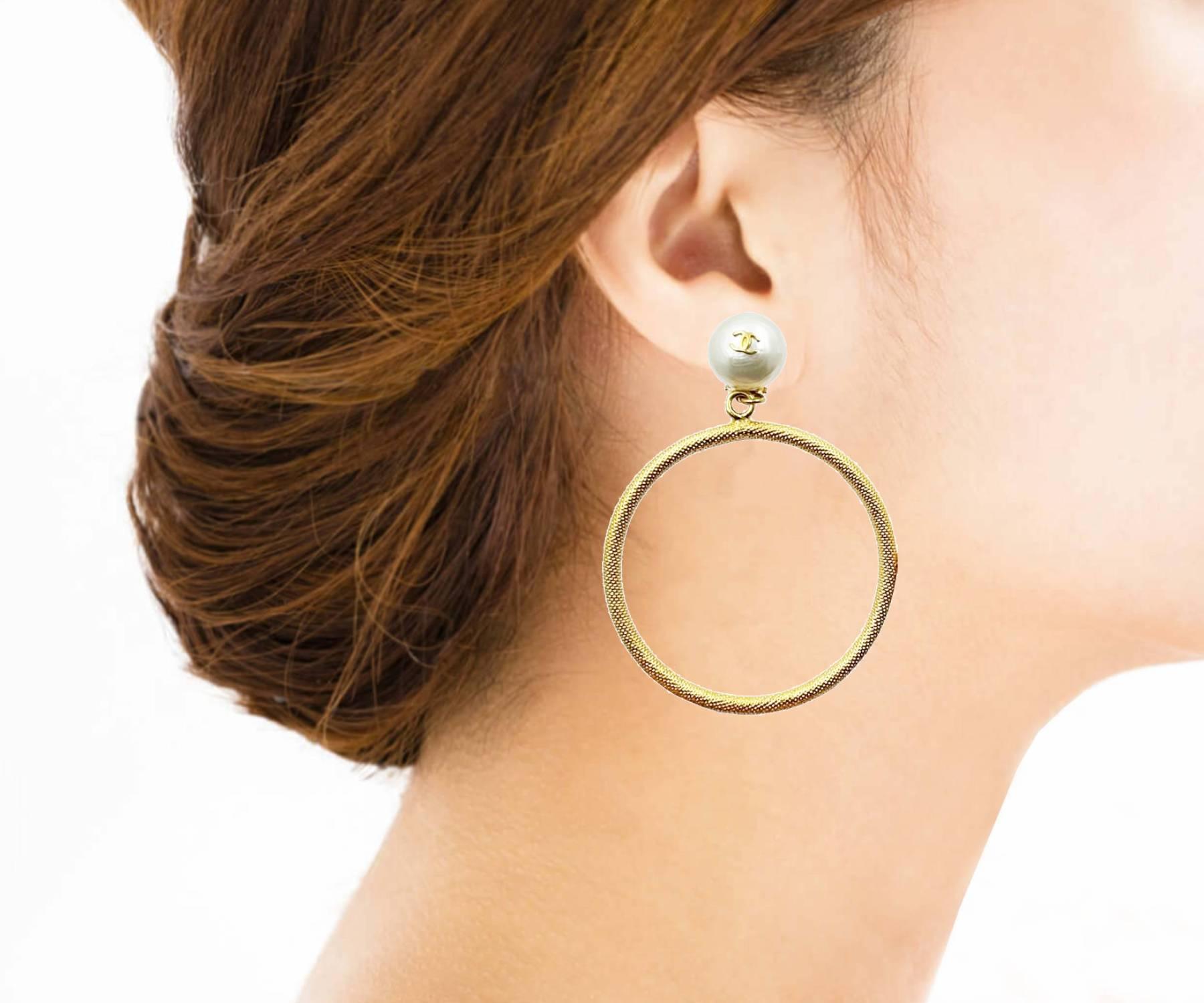 Chanel Vintage Seltene vergoldete CC Perle Große Creolen Große Clip-Ohrringe an Großen Ohrringen Damen im Angebot