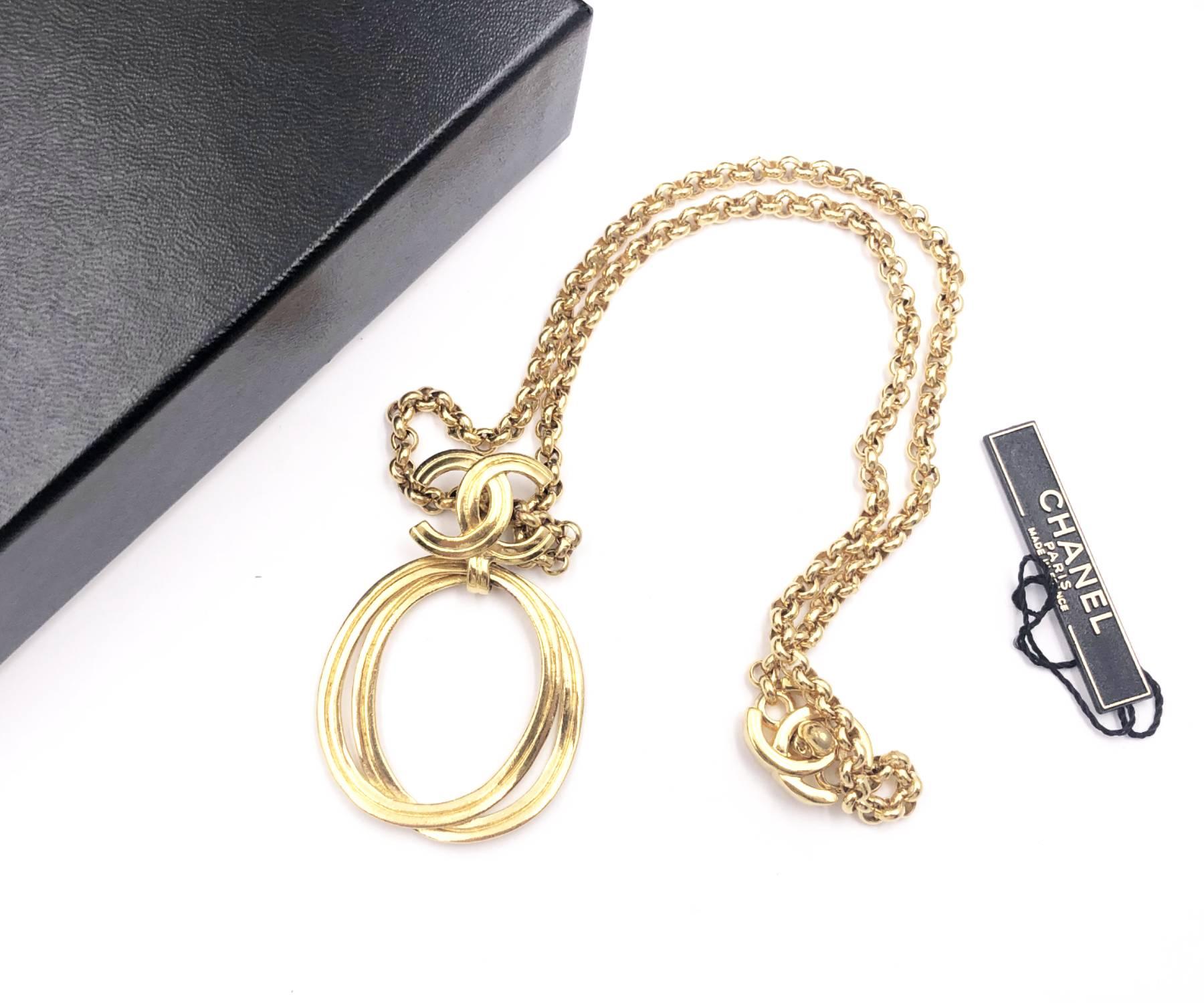 Chanel Vintage Rare Gold Plated CC Ring Turnlock Necklace

*Marked 96
*Made in France
*Comes with original box and tag

-The pendant is approximately 2.25″ x 1.9″
-The necklace is approximately 23″.
-This is one of a kind, very rare and great for