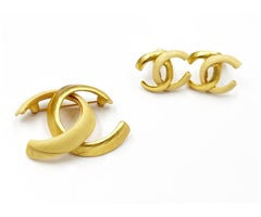 Chanel Vintage Seltenes vergoldetes elfenbeinfarbenes CC-Ohrringe Brosche-Set