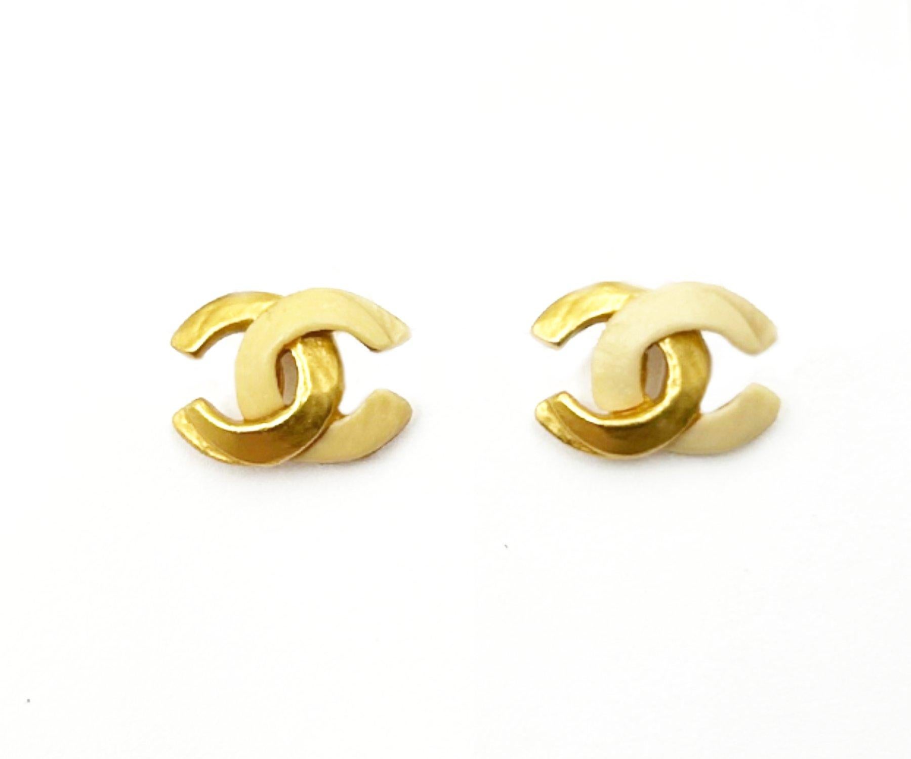 Chanel Vintage Rare Vergoldet Elfenbein CC Ohrringe

*Markierung 00
*Hergestellt in Frankreich
*Kommt mit dem Originalkarton

-Sie ist ungefähr 1