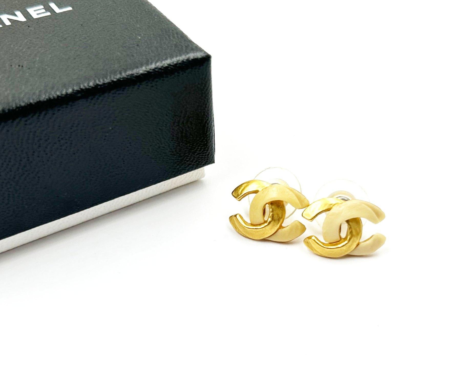 Chanel Vintage Rare Vergoldet Elfenbein CC Ohrringe (Kunsthandwerker*in)