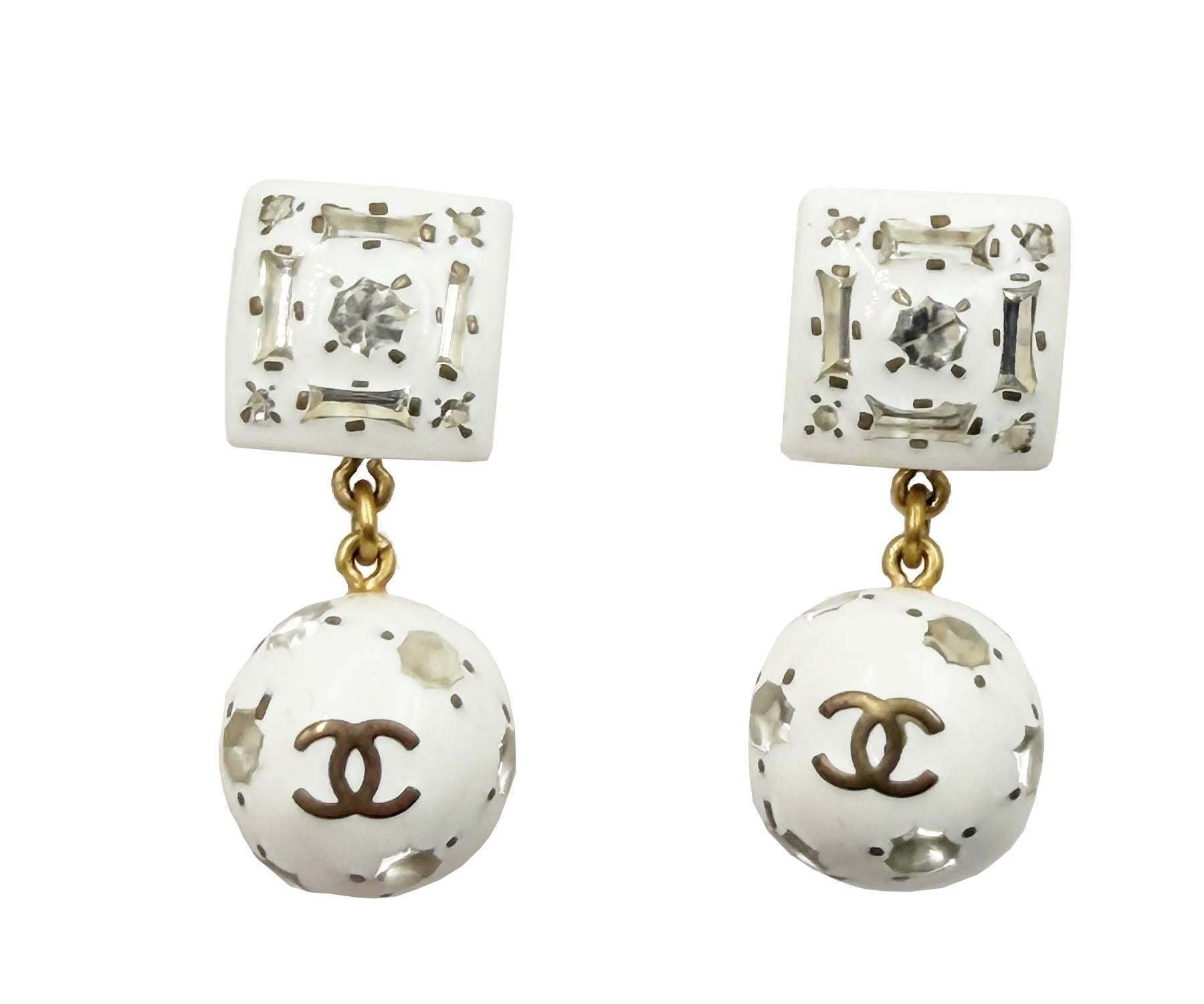 Chanel Vintage Rare Gold plattiert Weißes Quadrat Edelstein Kristall Kugel Ohrringe

*Markierung 98
*Hergestellt in Frankreich
*Kommt mit dem Originalkarton

-Sie ist ungefähr 1,75