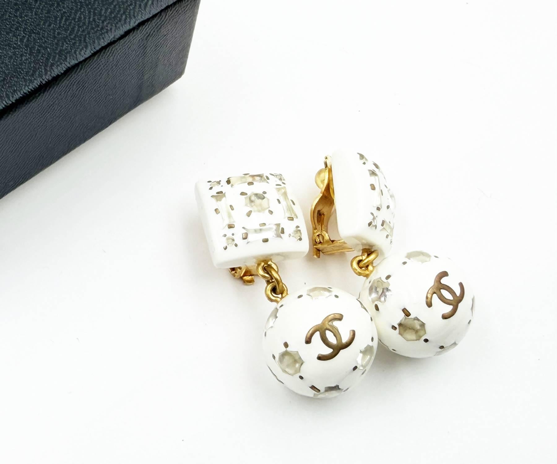 Chanel Vintage Rare Gold plattiert Weißes Quadrat Edelstein Kristall Kugel Ohrringe im Zustand „Hervorragend“ im Angebot in Pasadena, CA