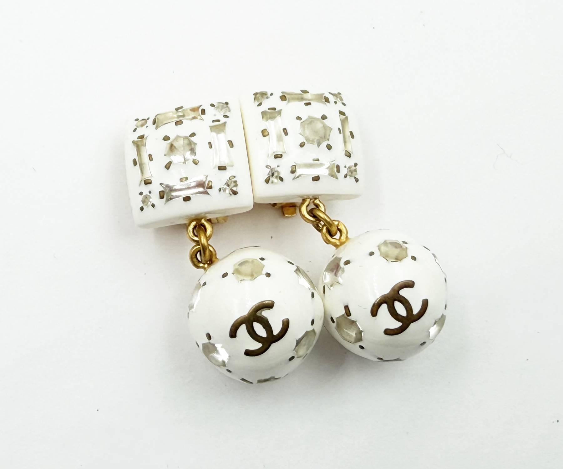Chanel Vintage Rare Gold plattiert Weißes Quadrat Edelstein Kristall Kugel Ohrringe Damen im Angebot