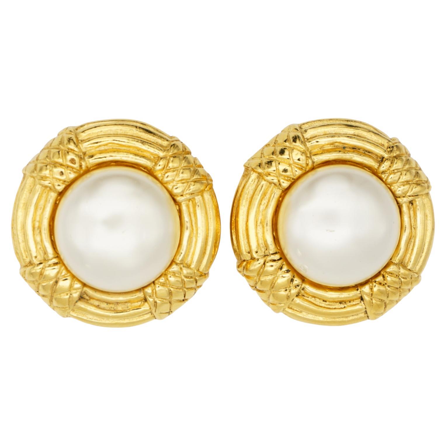 Pendientes de Chanel vintage, raros, de oro, con textura, con perlas blancas redondas grandes y diseño acolchado tipo cuerda