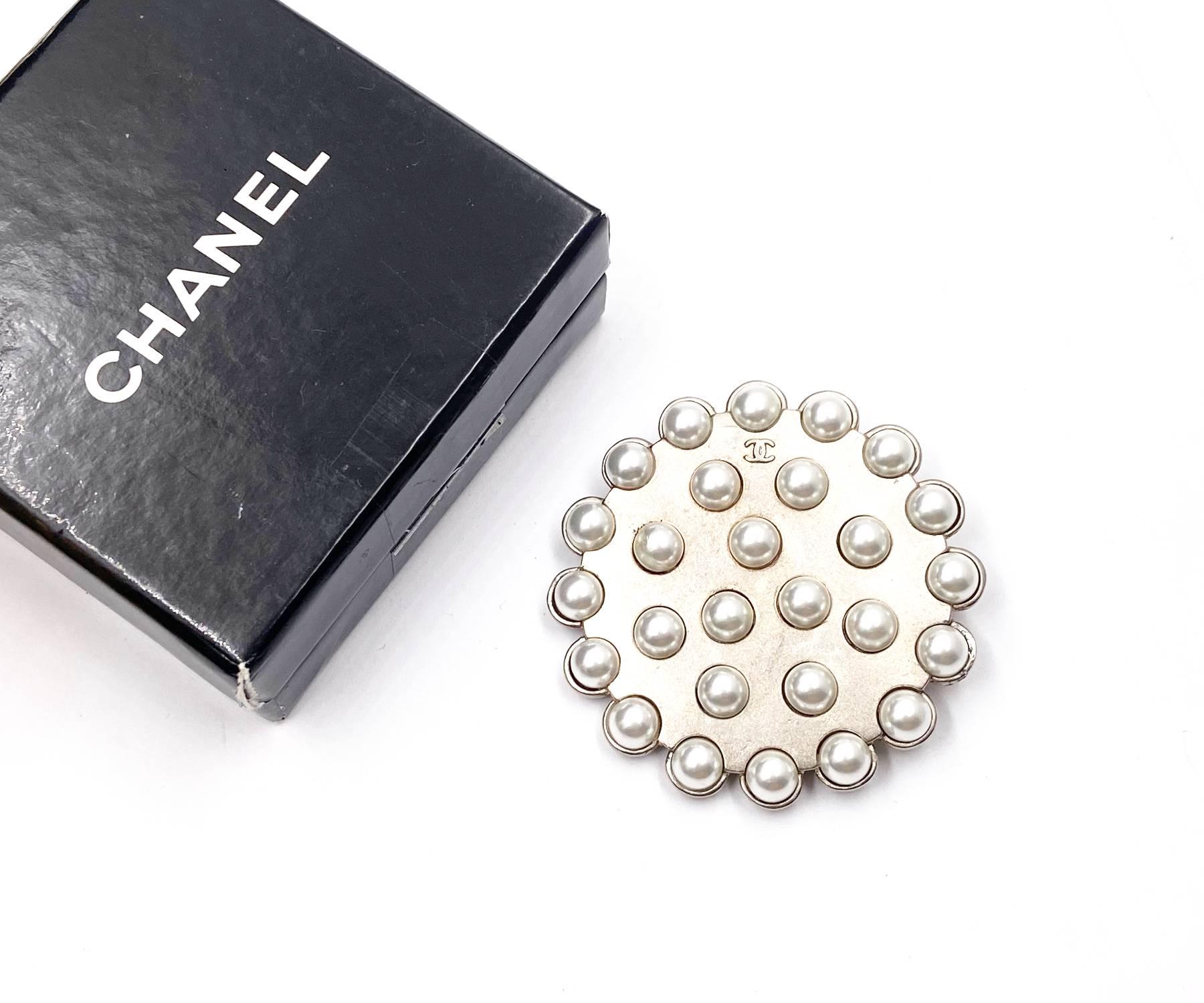 Chanel Vintage Rare Light Gold CC Faux Pearl Round Brooch

*Marked 98
*Made in France
*Comes with original box

-Approximately 2″ x 2″
-Very rare and very unique
-It can be a brooch or a pendant.
-It is in a good condition, except some minor
