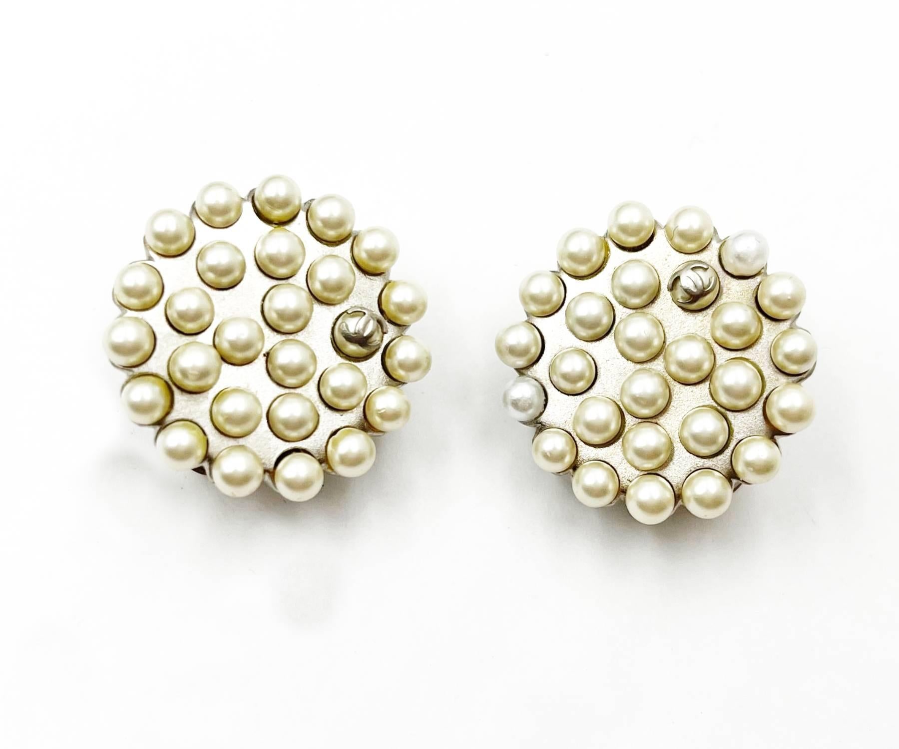Chanel Vintage Rare Light Gold CC Faux Pearl Round Clip on Earrings

*Marked 98
*Made in France
*Comes with original box

-Approximately 1″ x 1″.
-Very rare and very unique
-It is in an excellent condition.

9148-45242