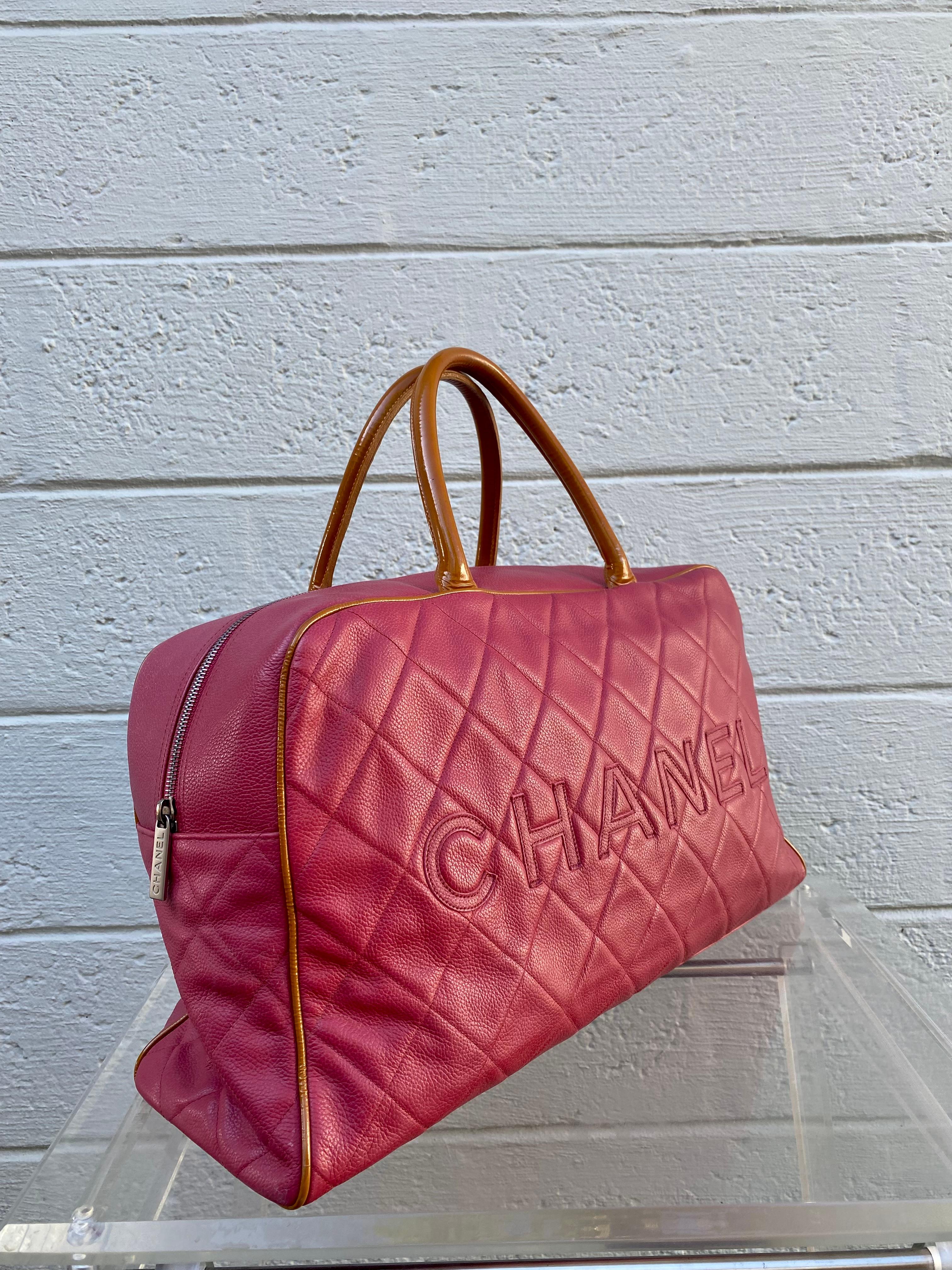Le nec plus ultra de l'artisanat de luxe en matière de fabrication de sacs à main. La maison iconique Chanel nous offre toujours des pièces intemporelles et classiques. Le sac rare porte la création intemporelle à un nouveau niveau de sophistication