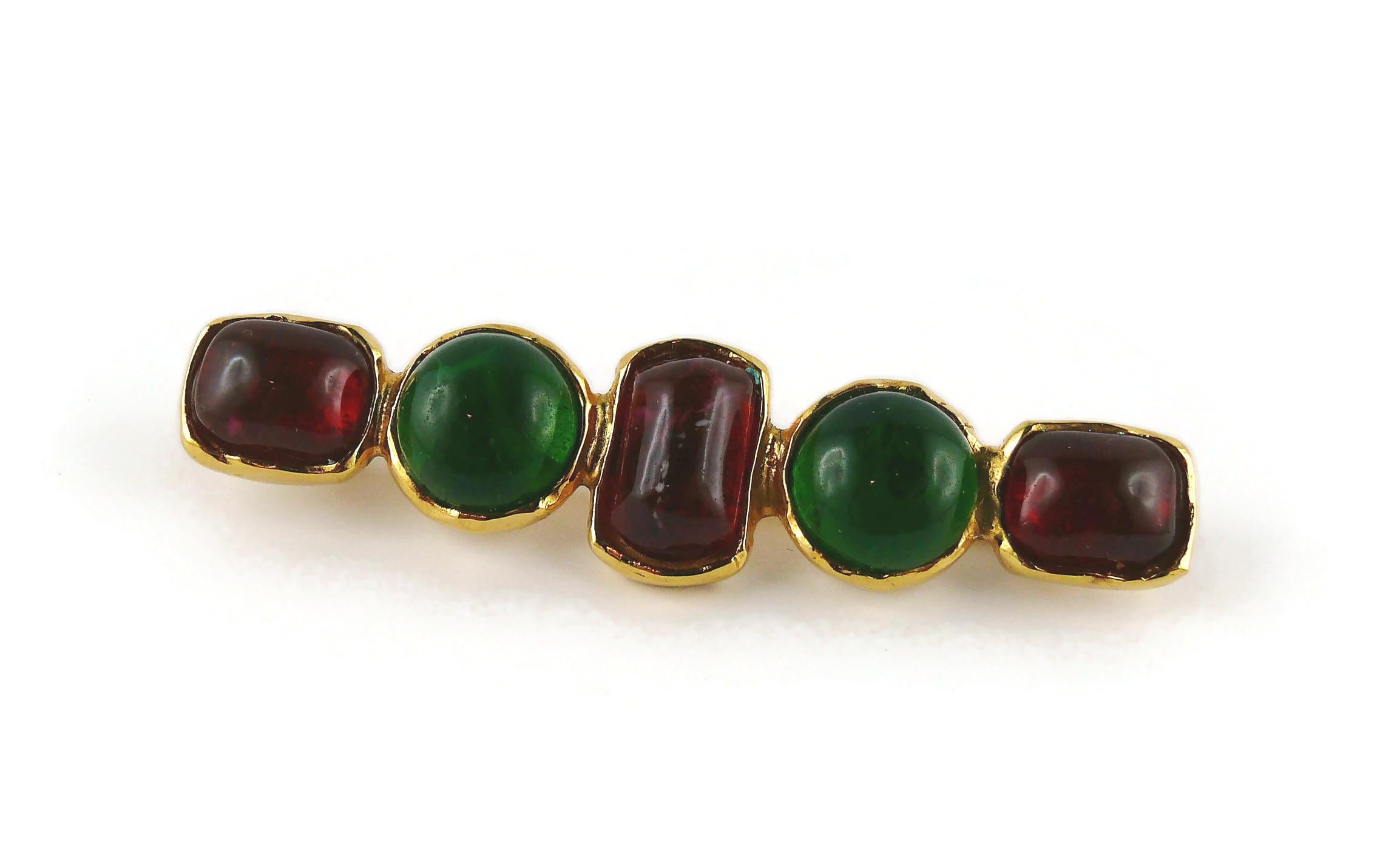 CHANEL vintage gold toned bar brooch embellished with red and green GRIPOIX glass cabochons.

Embossed CHANEL and 105.

Indicative measurements : length approx. 7.2 cm (2.83 inches) / max. width approx. 1.7 cm (0.67 inch).

NOTES
- This is a