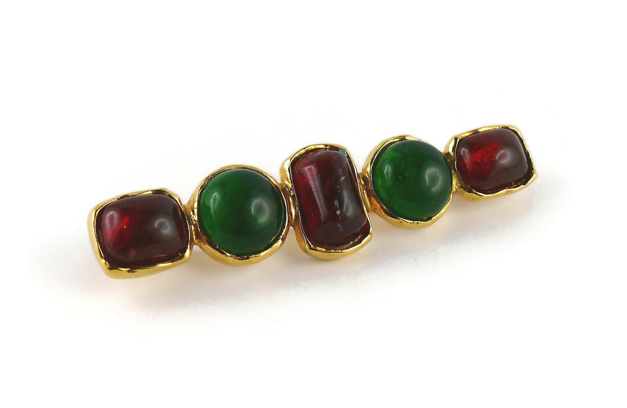 Chanel Vintage Red and Green Gripoix Glass Cabochon Bar Brooch In Good Condition For Sale In Nice, FR