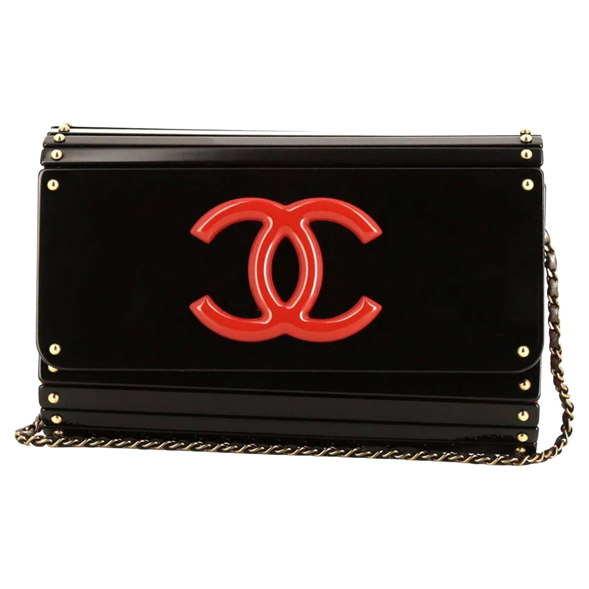 Chanel Vintage Rot & Schwarz Layered CC Umhängetasche

um 2009
schwarz/rot
leder
goldfarbene Hardware
charakteristisches, ineinander greifendes CC-Logo
nietenverzierung
klappverdeck
leder- und Kettenarmband

Hergestellt in Italien