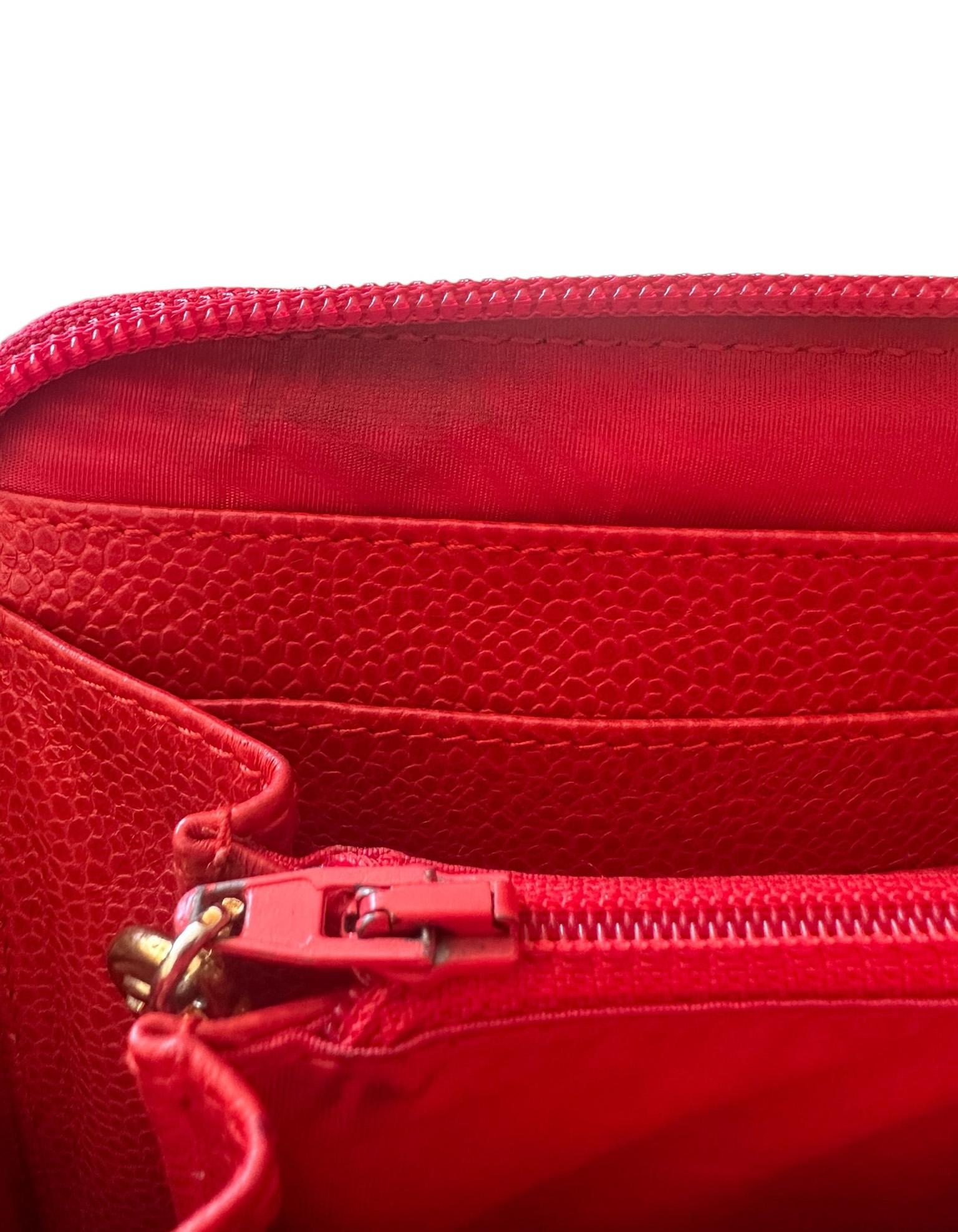 Chanel Vintage Red Caviar Leder Zip um große Timeless Brieftasche im Angebot 7