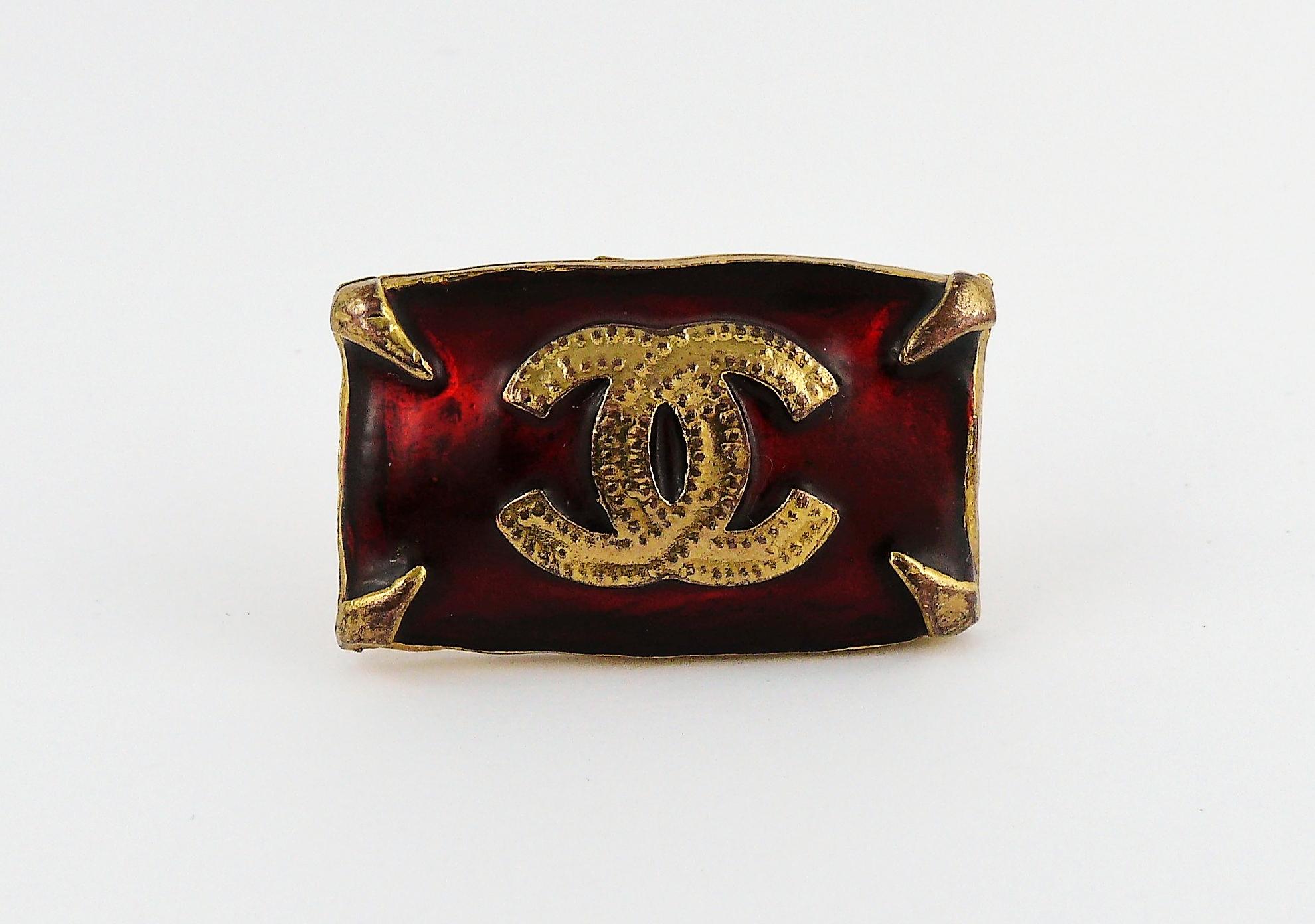 Chanel Vintage Red Enamel CC Logo Brooch Damen