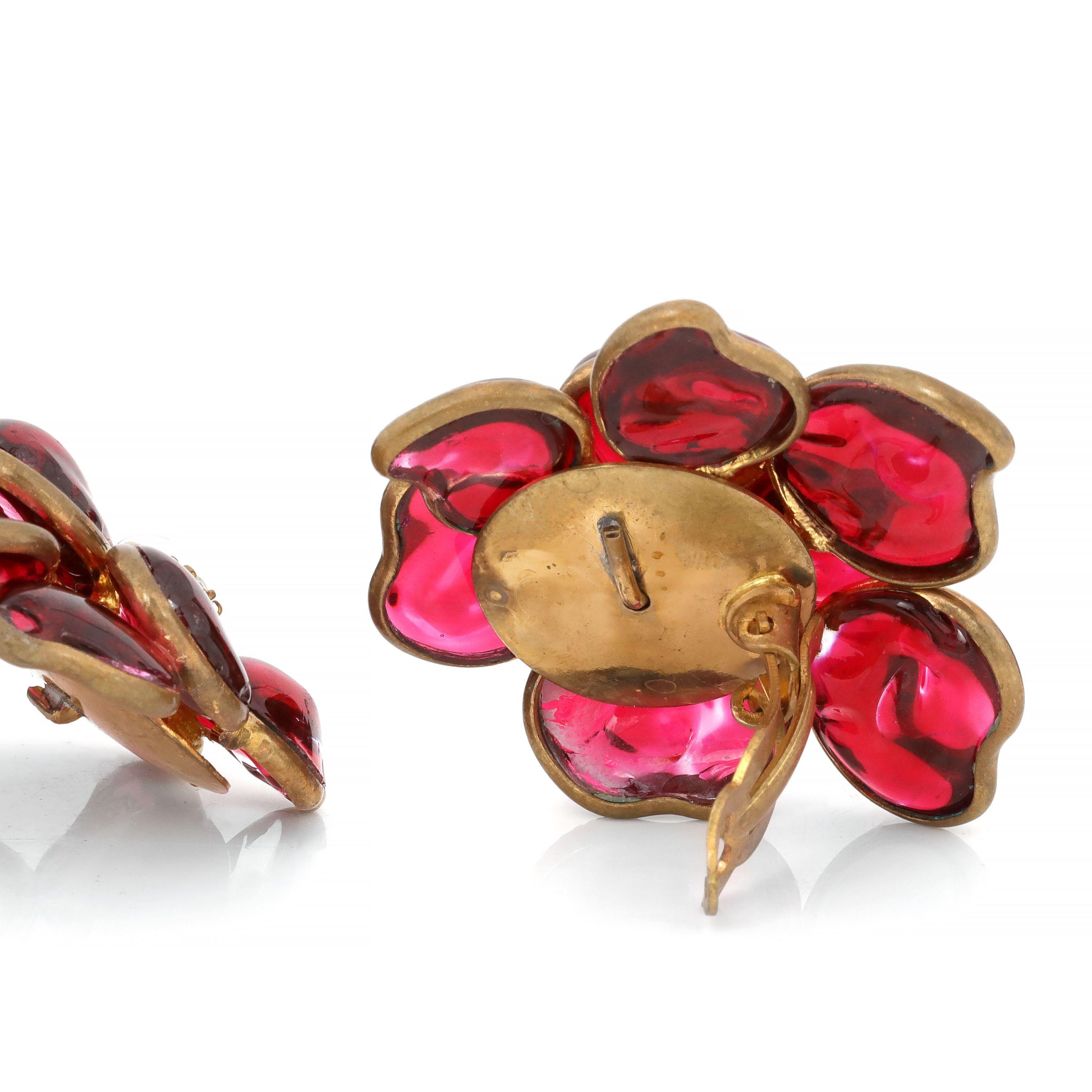 Diese authentischen Chanel Red Gripoix und Crystal Camellia Ohrringe sind in ausgezeichnetem Zustand frühen Vintage.  Clip-on-Stil, goldene Hardware, rotes Gripoix-Glas mit Kristallzentren.    Inklusive Tasche oder Box. 
PBF 13908
