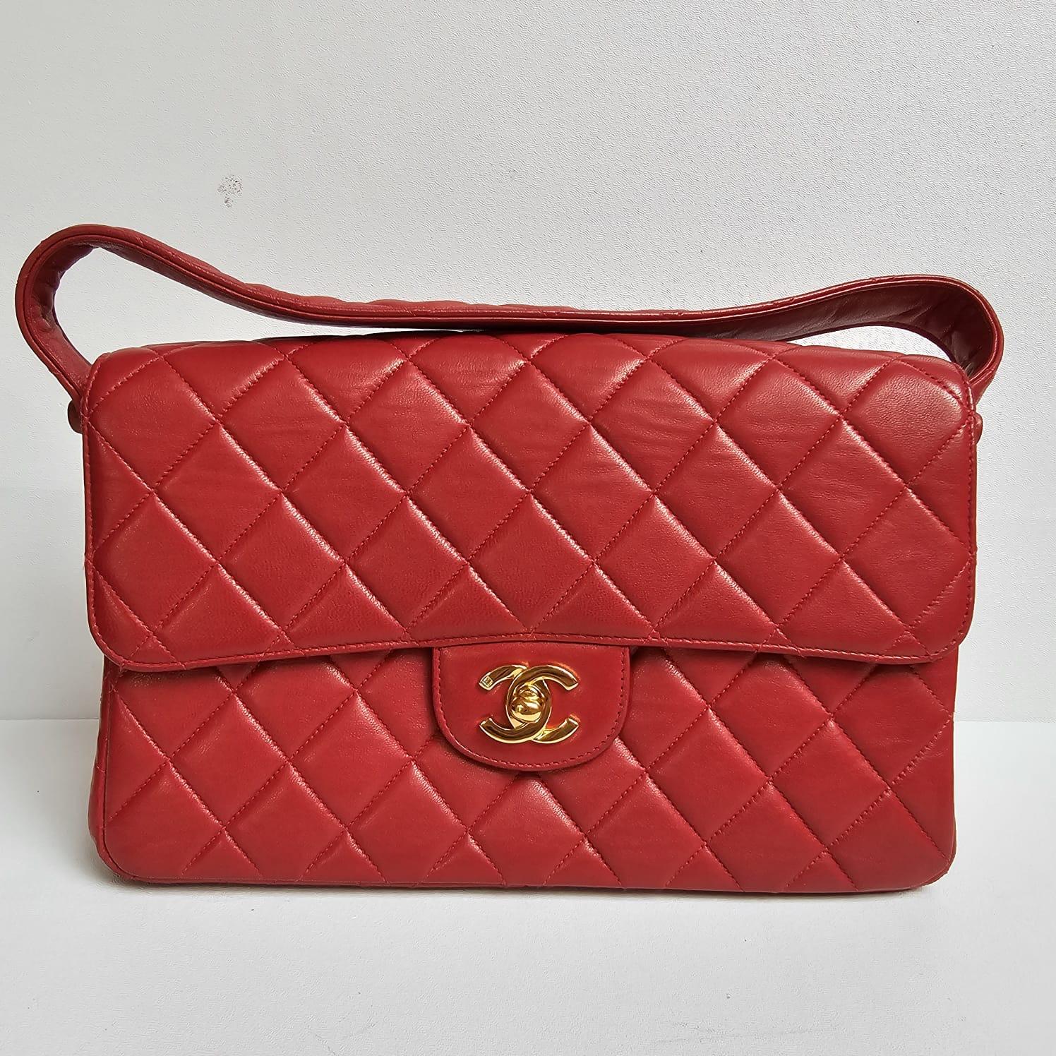 Vintage chanel biface top handle in red lambskin leather. Overall in original and good condition with light wrinkling on the top of the flap as seen on pictures. Faint rubbing on the bottom corners and scratching on the lining. Comes with its holo
