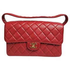 Sac à main Chanel vintage en cuir d'agneau rouge matelassé moyen à double face