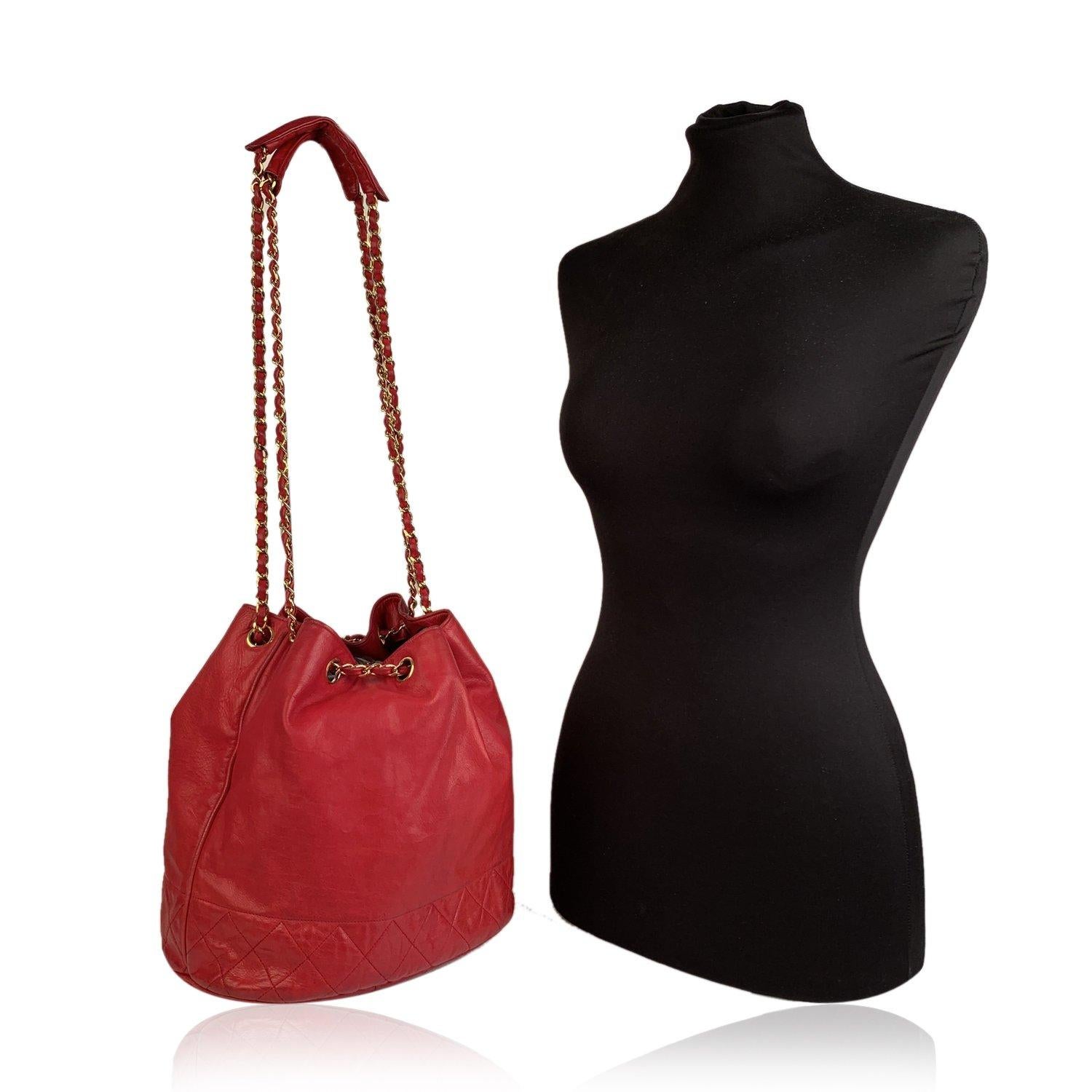 Chanel Vintage Red Leather Bucket Shoulder Bag with Bottom Quilting In Excellent Condition In Rome, Rome