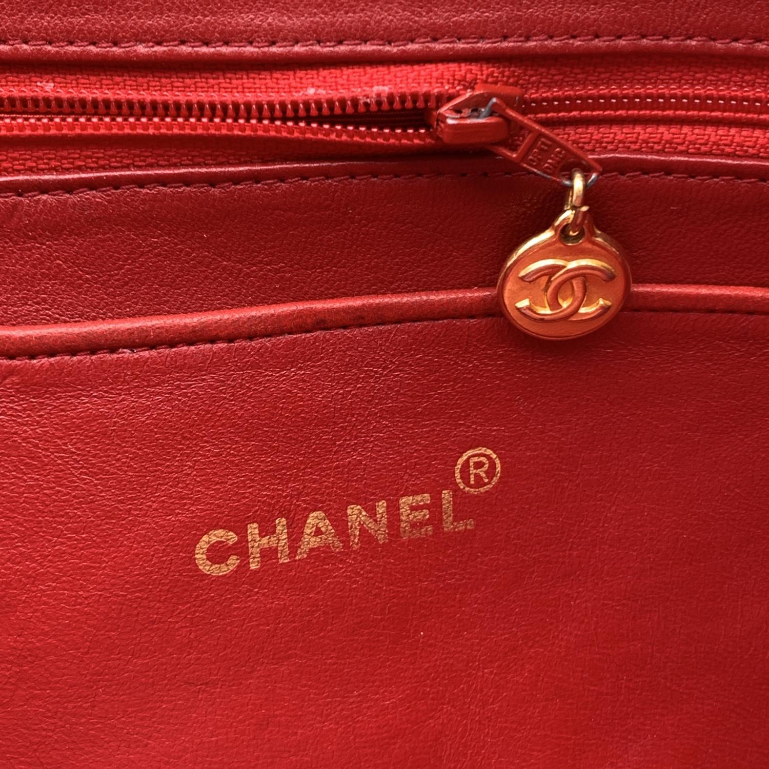 Sac à bandoulière vintage Chanel en cuir matelassé rouge pour appareil photo 7