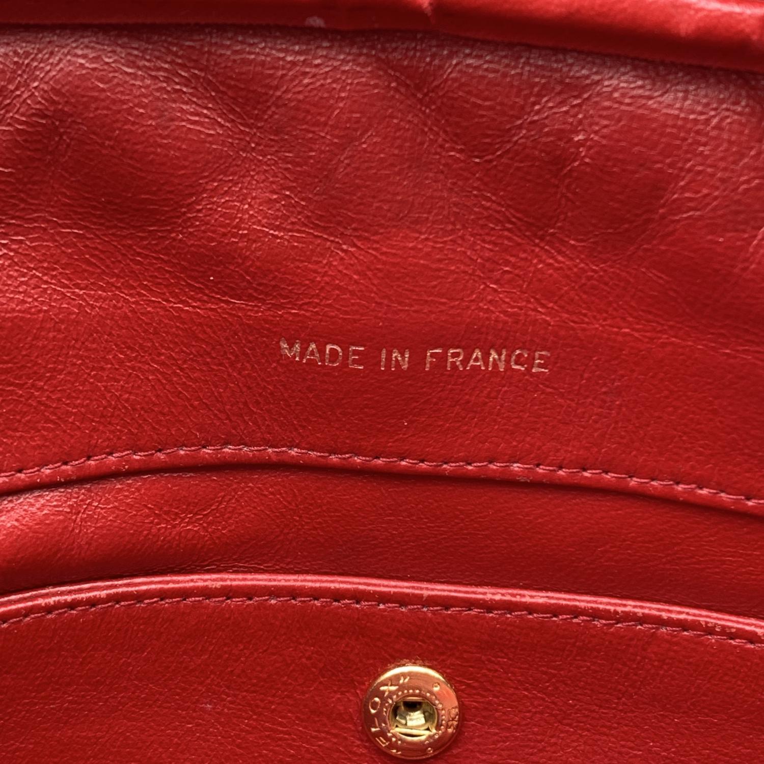 Sac à bandoulière vintage Chanel en cuir matelassé rouge pour appareil photo 8