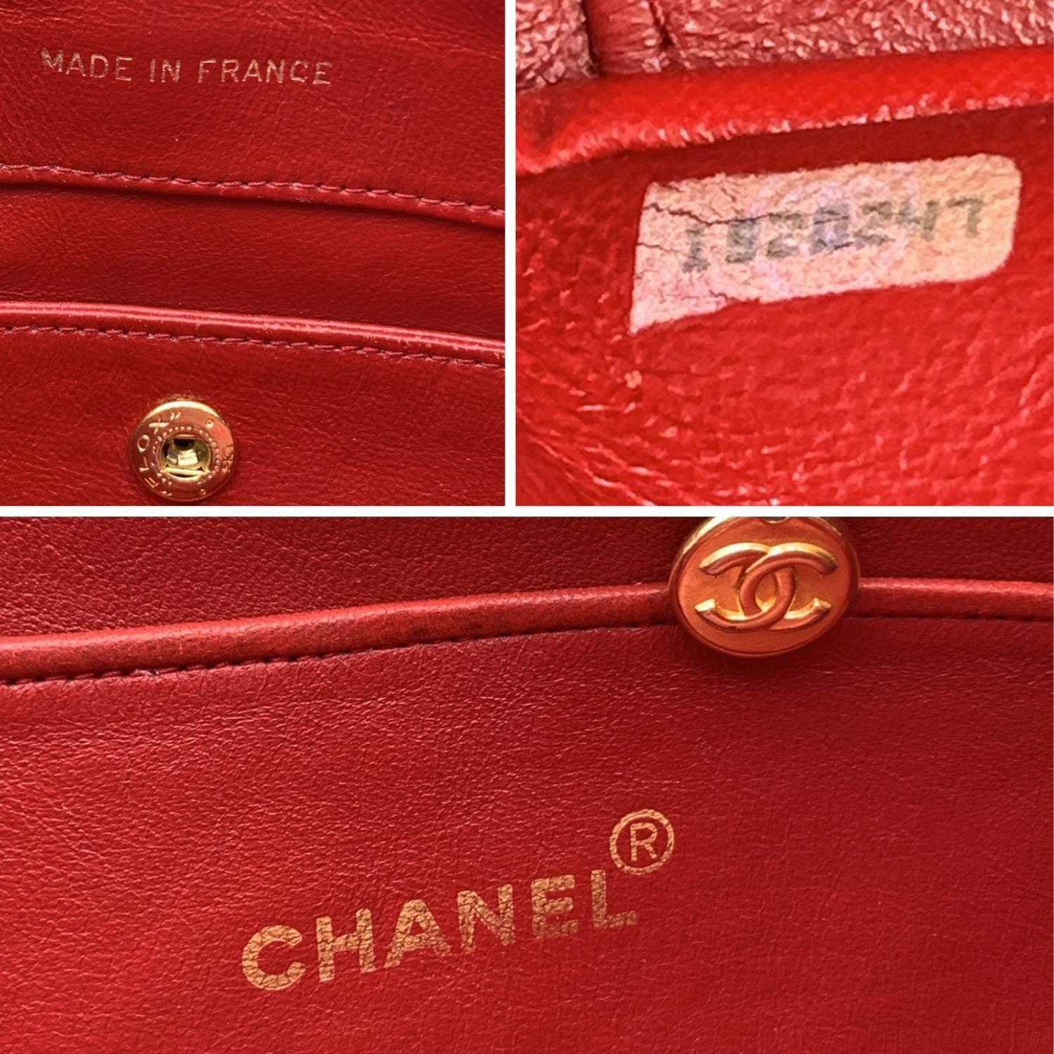 Sac à bandoulière vintage Chanel en cuir matelassé rouge pour appareil photo Bon état à Rome, Rome