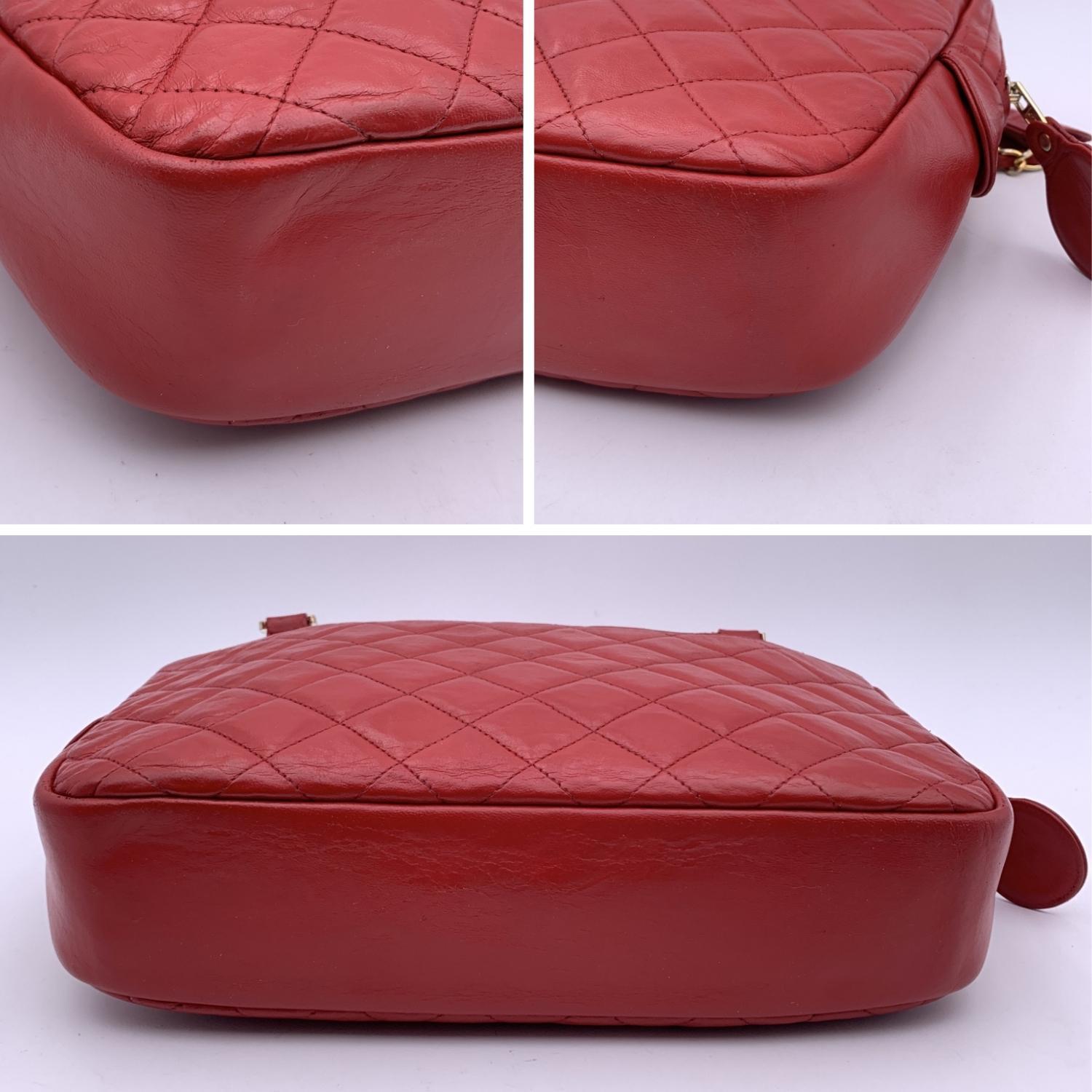 Chanel Vintage Red Quilted Leather Camera Shoulder Bag In Good Condition In Rome, Rome