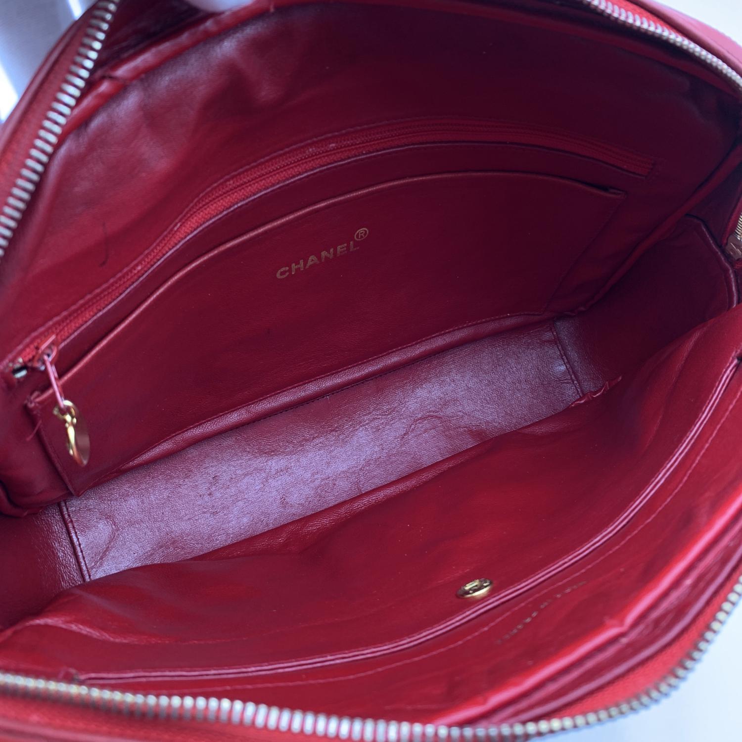 Sac à bandoulière vintage Chanel en cuir matelassé rouge pour appareil photo 1