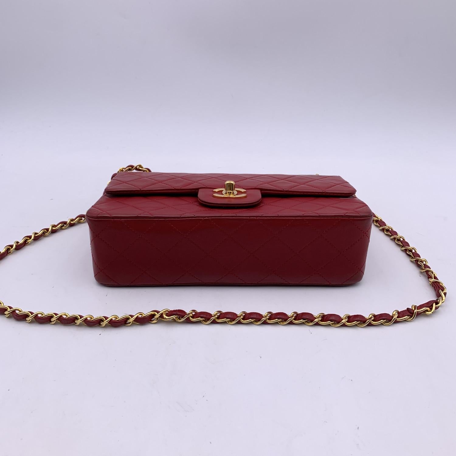Chanel Vintage Rouge Matelassé Timeless Classic Petit Sac 2.55 23 cm en vente 2