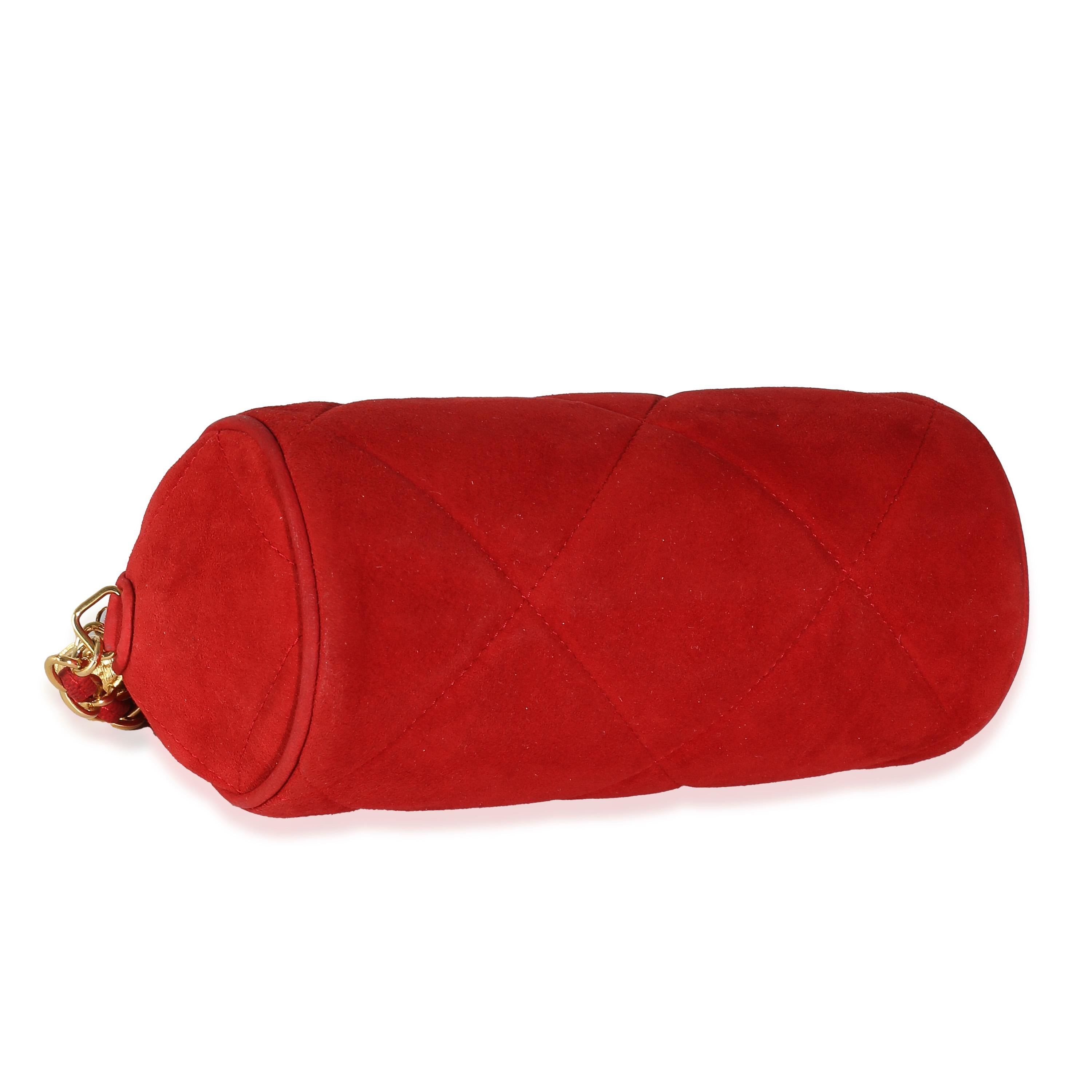 Título del listado: Chanel Vintage Rojo Gamuza Diamante Puntada Borla Barril Embrague
SKU: 139374
Estado: Seminuevo 
Estado del bolso: Excelente
Comentarios sobre el estado: El artículo está en excelentes condiciones y muestra ligeros signos de