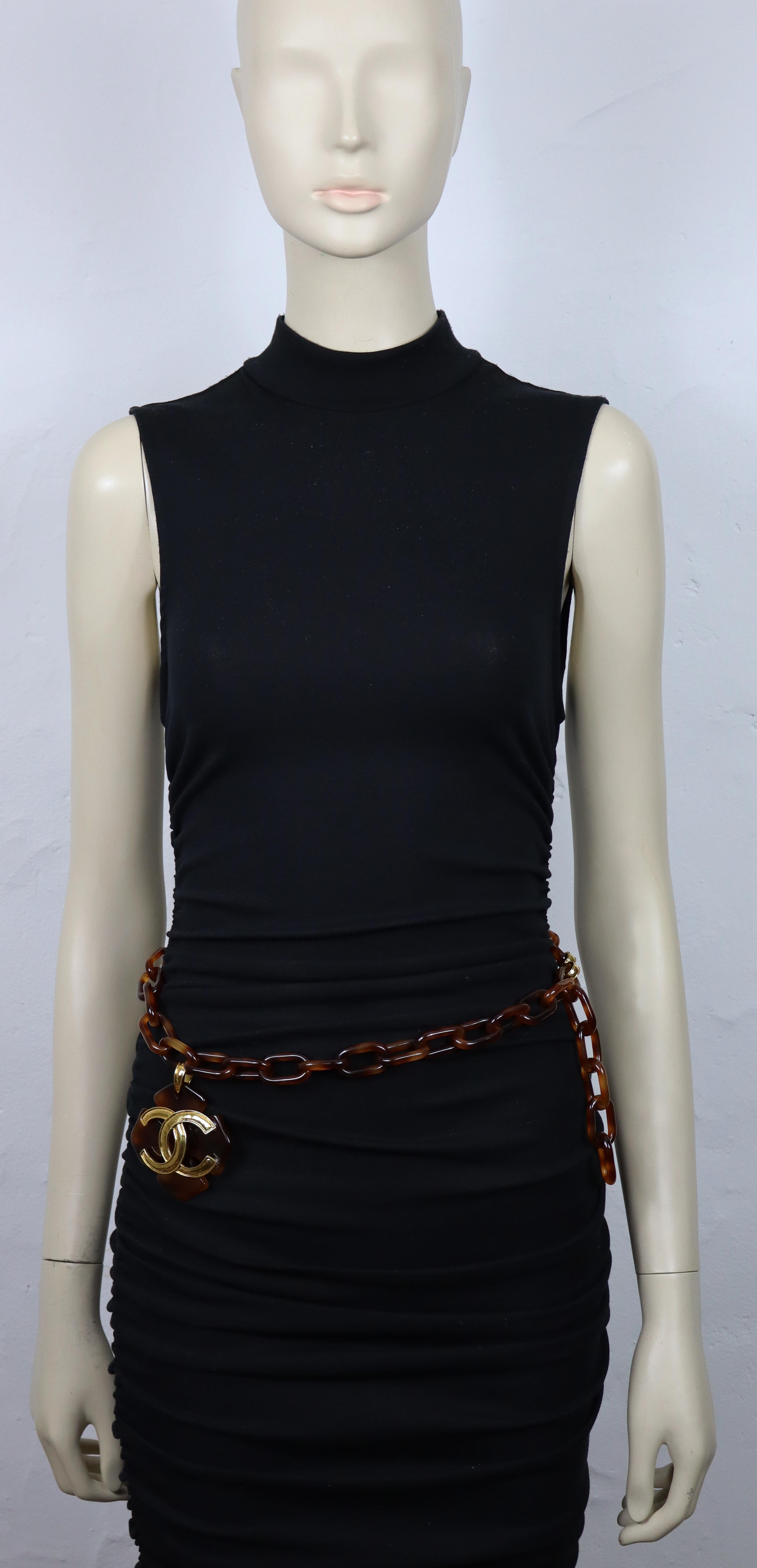 Chanel collana vintage in resina con quadrifoglio e ciondolo CC in tonalità oro, 1994 in vendita 6
