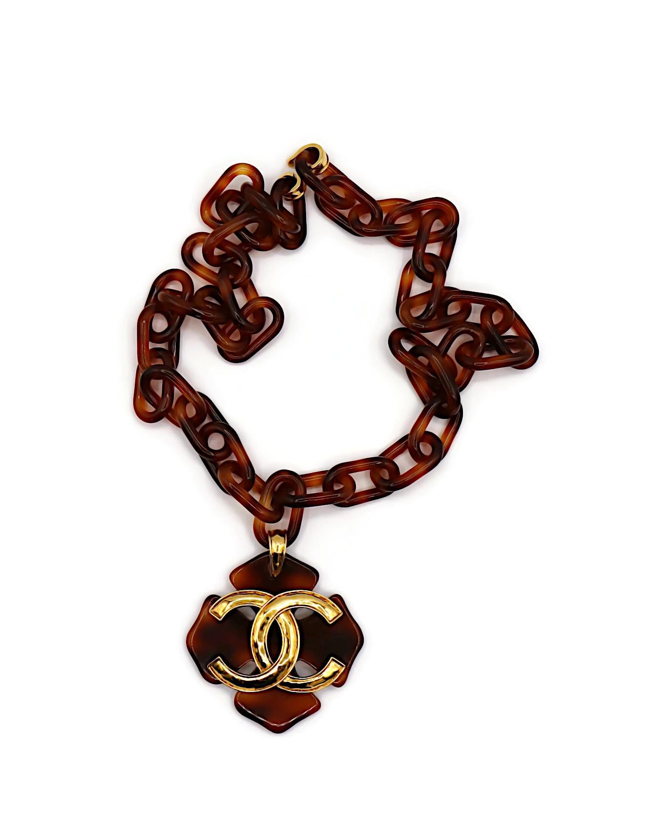 Chanel collana vintage in resina con quadrifoglio e ciondolo CC in tonalità oro, 1994 In condizioni buone in vendita a Nice, FR