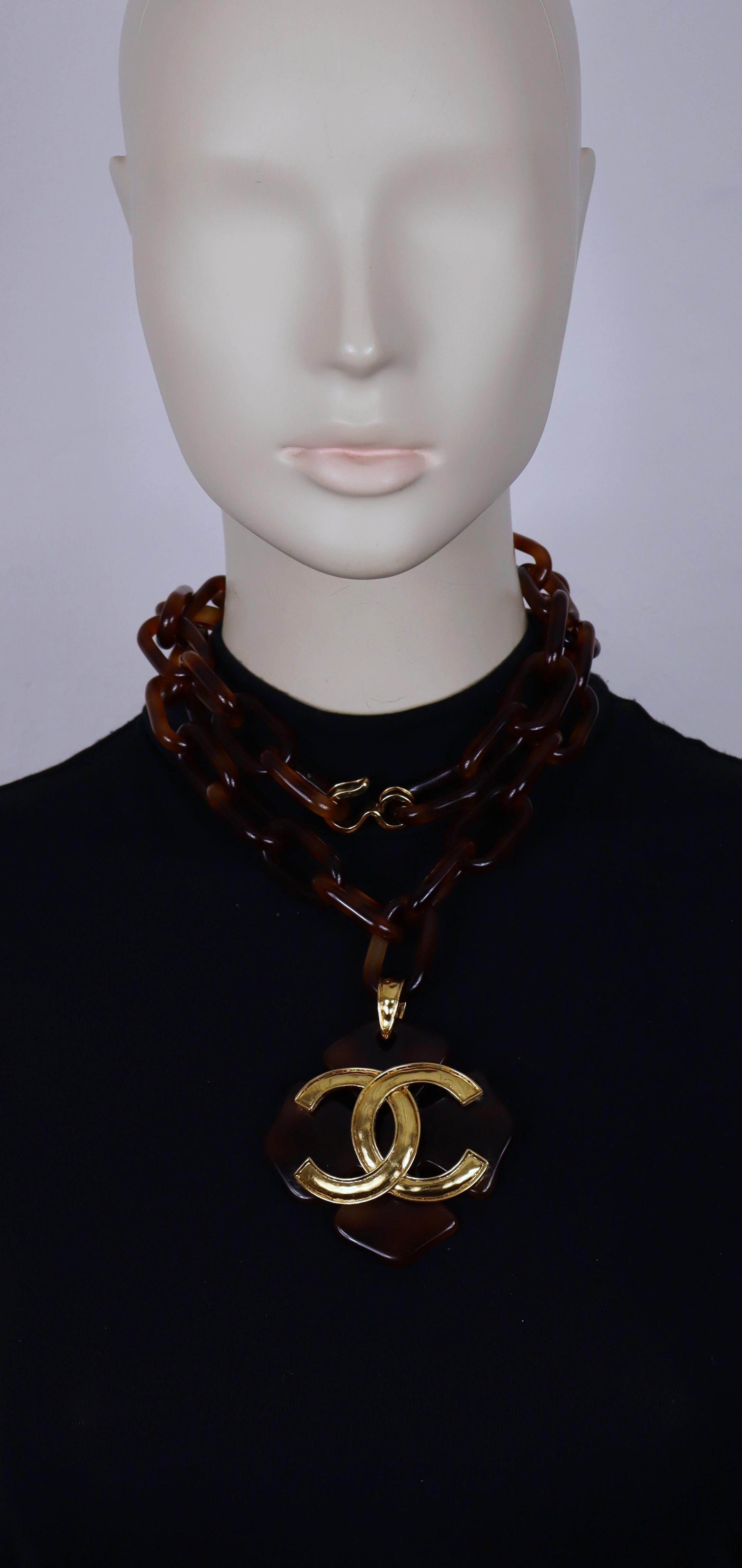 Donna Chanel collana vintage in resina con quadrifoglio e ciondolo CC in tonalità oro, 1994 in vendita
