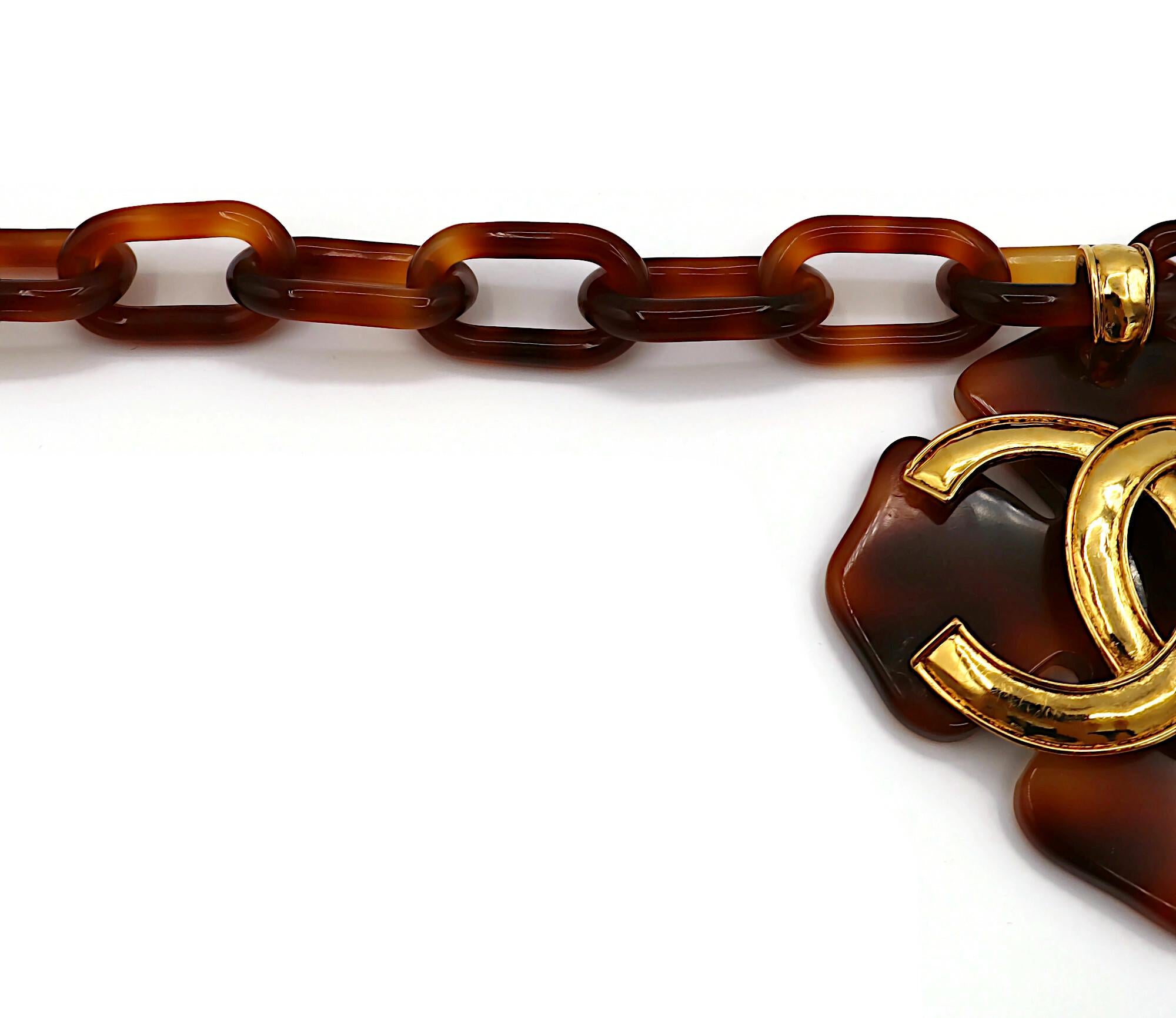 Chanel collana vintage in resina con quadrifoglio e ciondolo CC in tonalità oro, 1994 in vendita 4