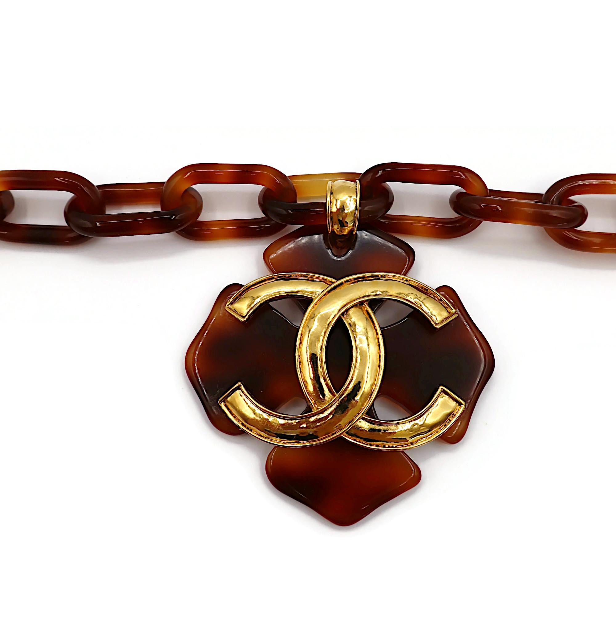 Chanel collana vintage in resina con quadrifoglio e ciondolo CC in tonalità oro, 1994 in vendita 5