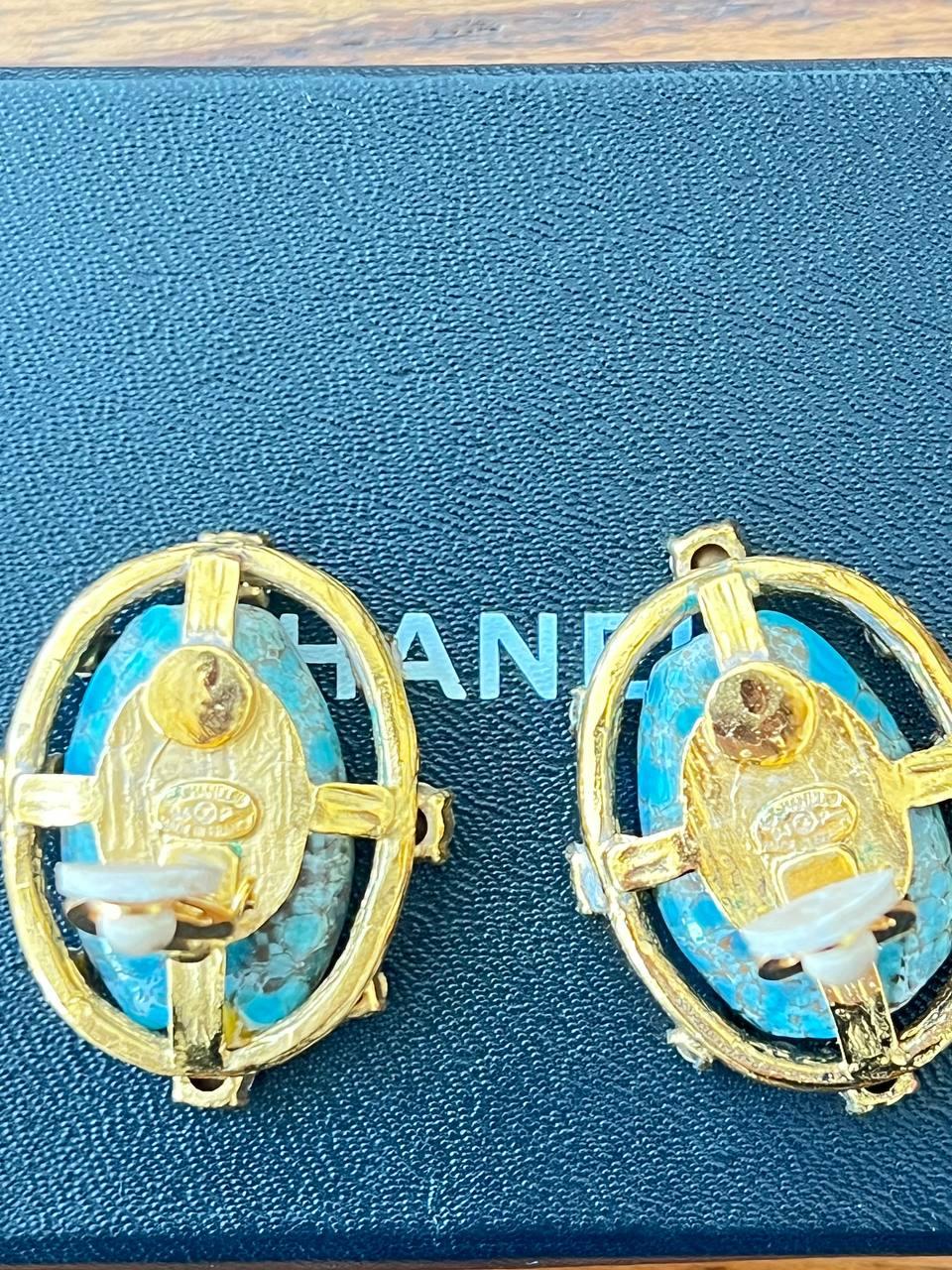 Chanel vintage resin & strass clip-on earrings For Sale 2