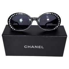 Occhiali da sole Chanel vintage con strass e lenti ovali
