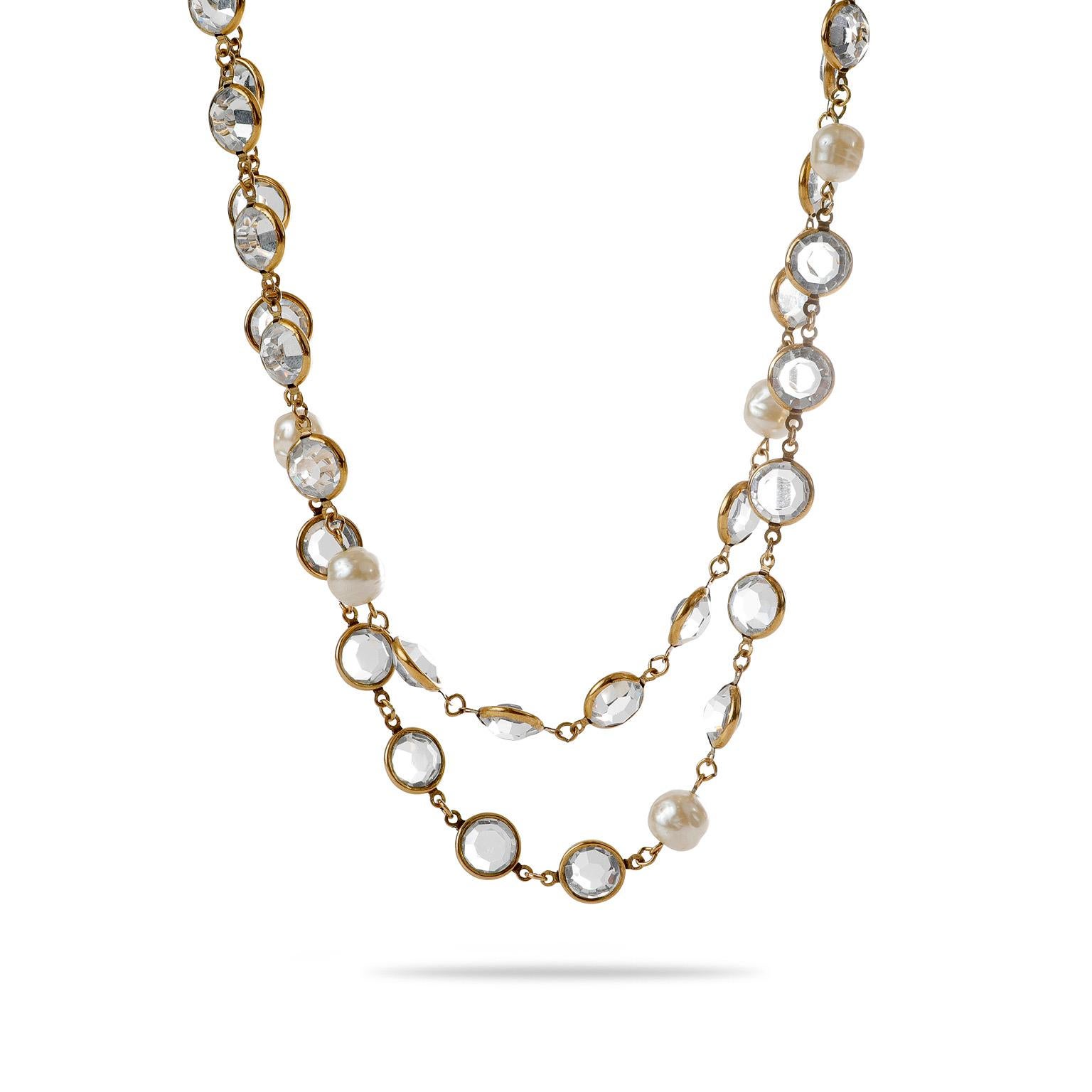 Diese authentische Chanel Rose Cut Crystal und Perle lange Halskette ist in ausgezeichnetem Vintage-Zustand aus der 1981 Collection.  Goldfarbene Kristallperlen im Rosenschliff sind an einer langen Halskette miteinander verbunden.  Durchsetzt mit