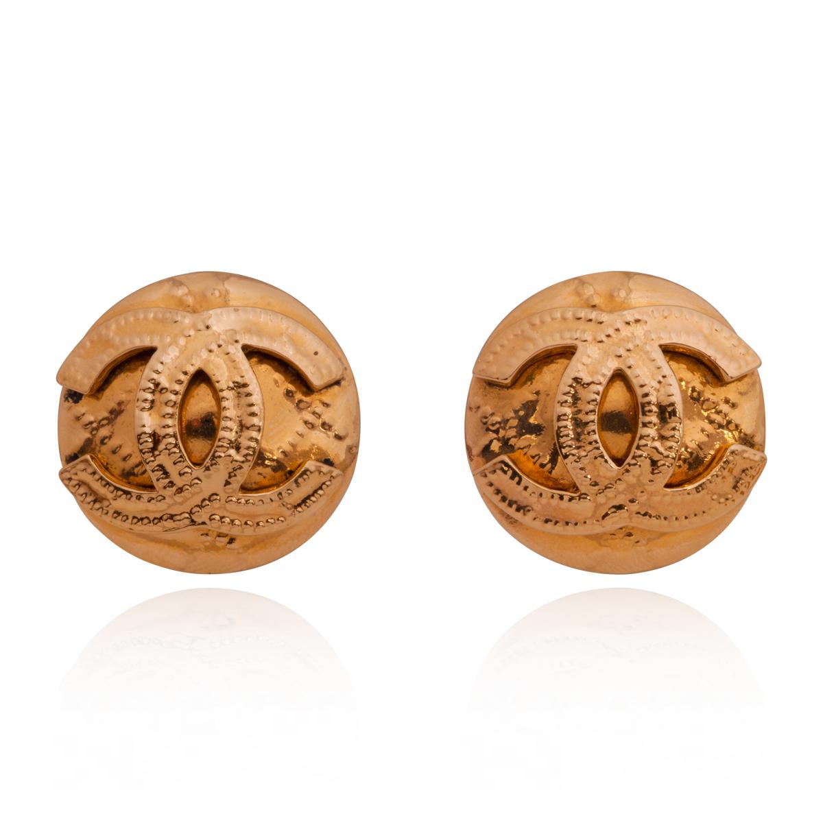 Chanel vintage round CC logo gold-tone clip earrings, France, 1990s.

Origin: France
Size: diameter 3 cm
Condition: in excellent condition and very clean

We guarantee the authenticity and quality of all our goods.