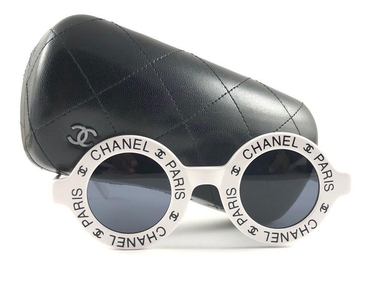 Chanel Vintage Lunettes de soleil rondes "Chanel Paris" Made In Italy White  En vente sur 1stDibs | lunette ronde chanel