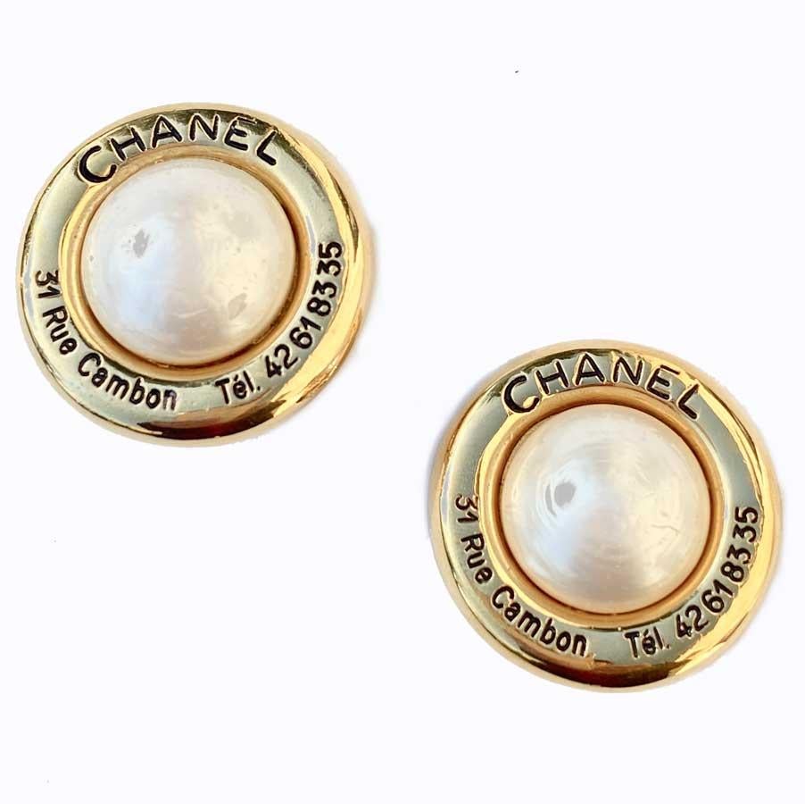 Collector! from before 1980 and in very good condition. These earrings have the Chanel signature on the back. On the front we can read CHANEL, 31 Rue Cambon Tel. 42618335 in black engraved in gold metal, the central pearl is made of glass paste