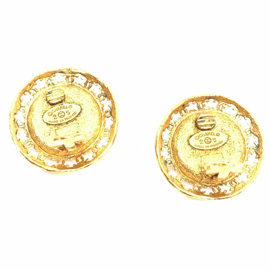CHANEL Vintage Round Clip-On Earrings In Good Condition In Paris, FR