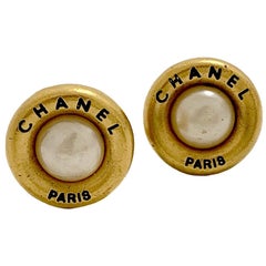 CHANEL Vintage Round Clip-on Earrings in Gilt Metal and Pearl CHANEL Vintage Round Clip-on Earrings in Gilt Metal and Pearl