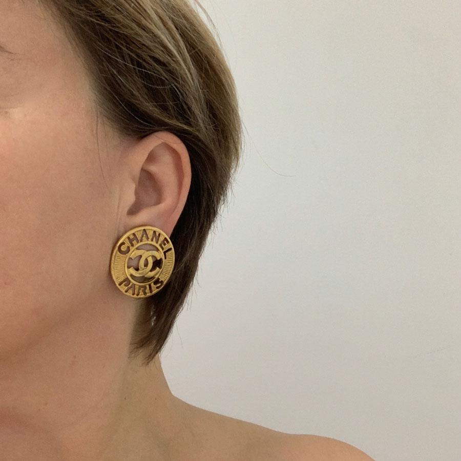 Nice pair of CHANEL clip-on earrings, round, in gilded metal, with CHANEL PARIS logo. These clips are very light to wear.

In good condition. The gilding is a little passed on the metal. A little verdigris. The brand is missing on the back of the