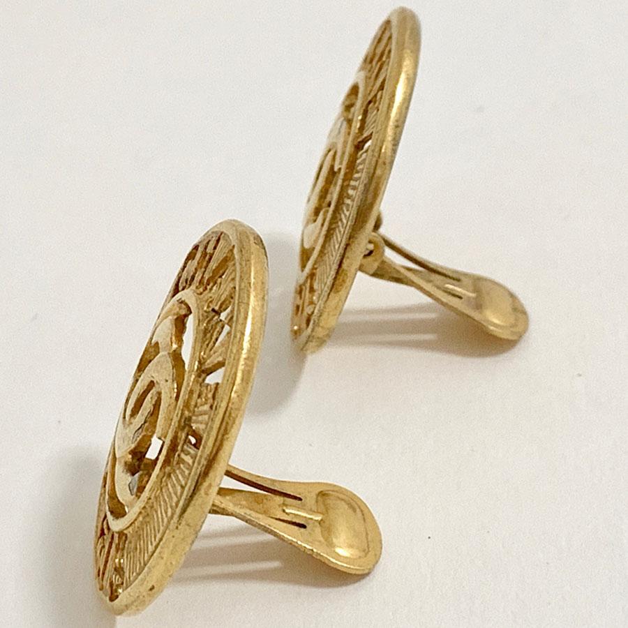 CHANEL Vintage Round Clip-on Earrings In Gilt Metal In Good Condition In Paris, FR
