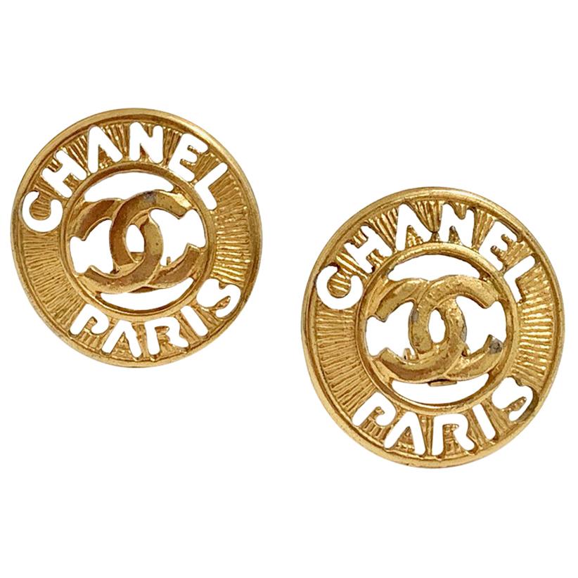 CHANEL Vintage Round Clip-on Earrings In Gilt Metal