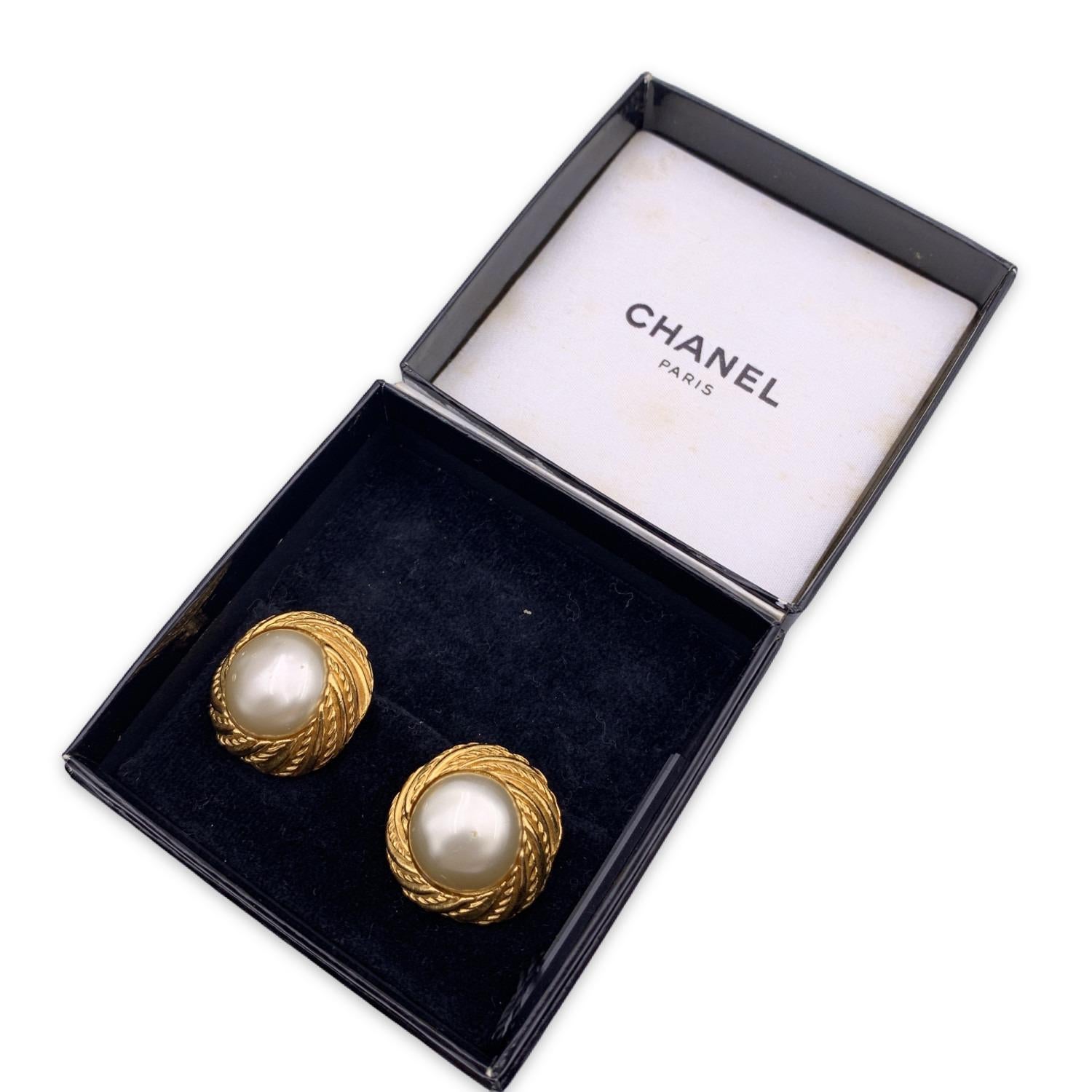 Gorgeous vintage CHANEL earrings. Faux Pearl and engraved gold metal round frame. Clip-on earrings. Signed 'Chanel - CC - Made in France' round hallmark on the reverse of the earring. Diameter: 1 inch. - 2,5 cm

Condition

B - VERY GOOD

Gently