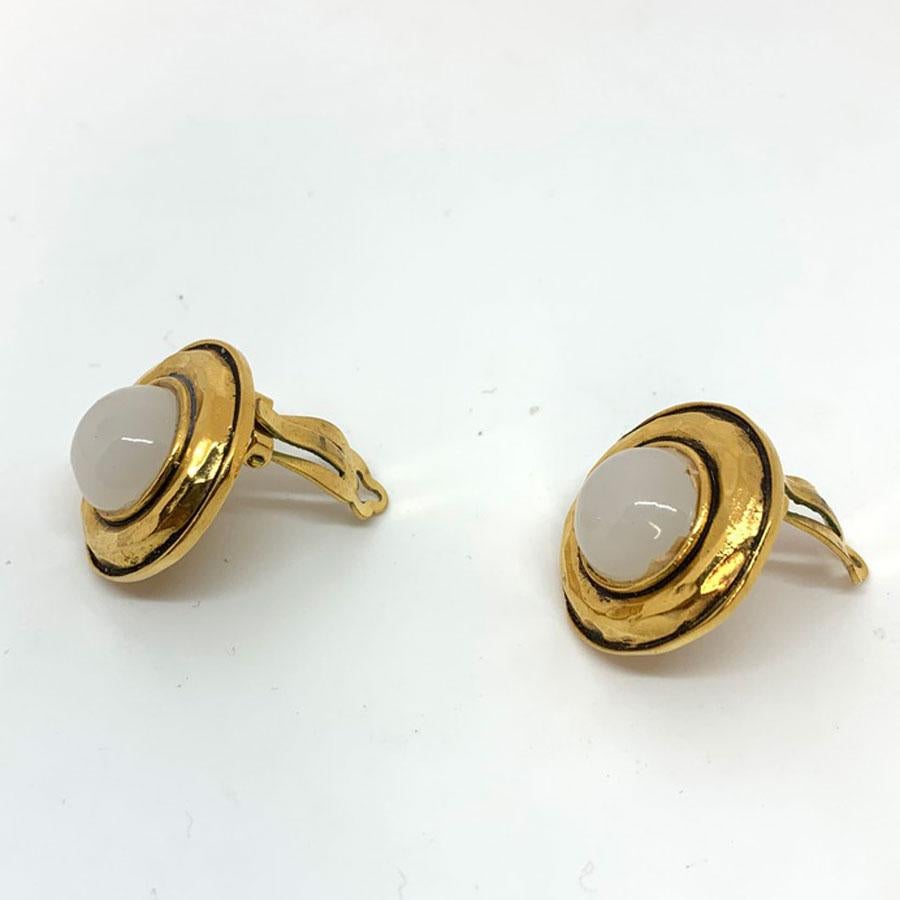CHANEL Vintage Round Clips In Good Condition For Sale In Paris, FR