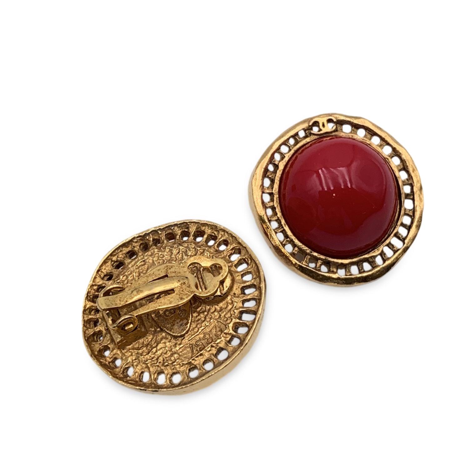 Vintage Chanel red cabochon and gold metal round frame. Signed 'Chanel - 2 CC 8 - Made in France' oval hallmark on the reverse of the earring. Measures 1 inch wide. Condition A - EXCELLENT Gently used. No other visible wear or defect. Details