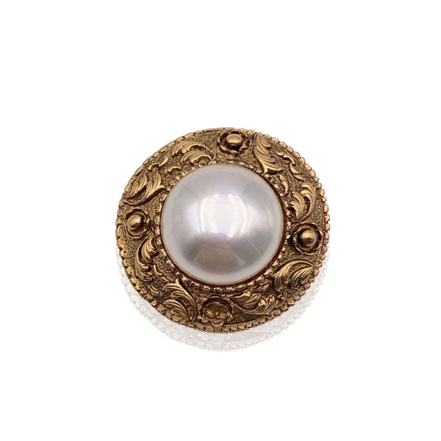 round gold brooch